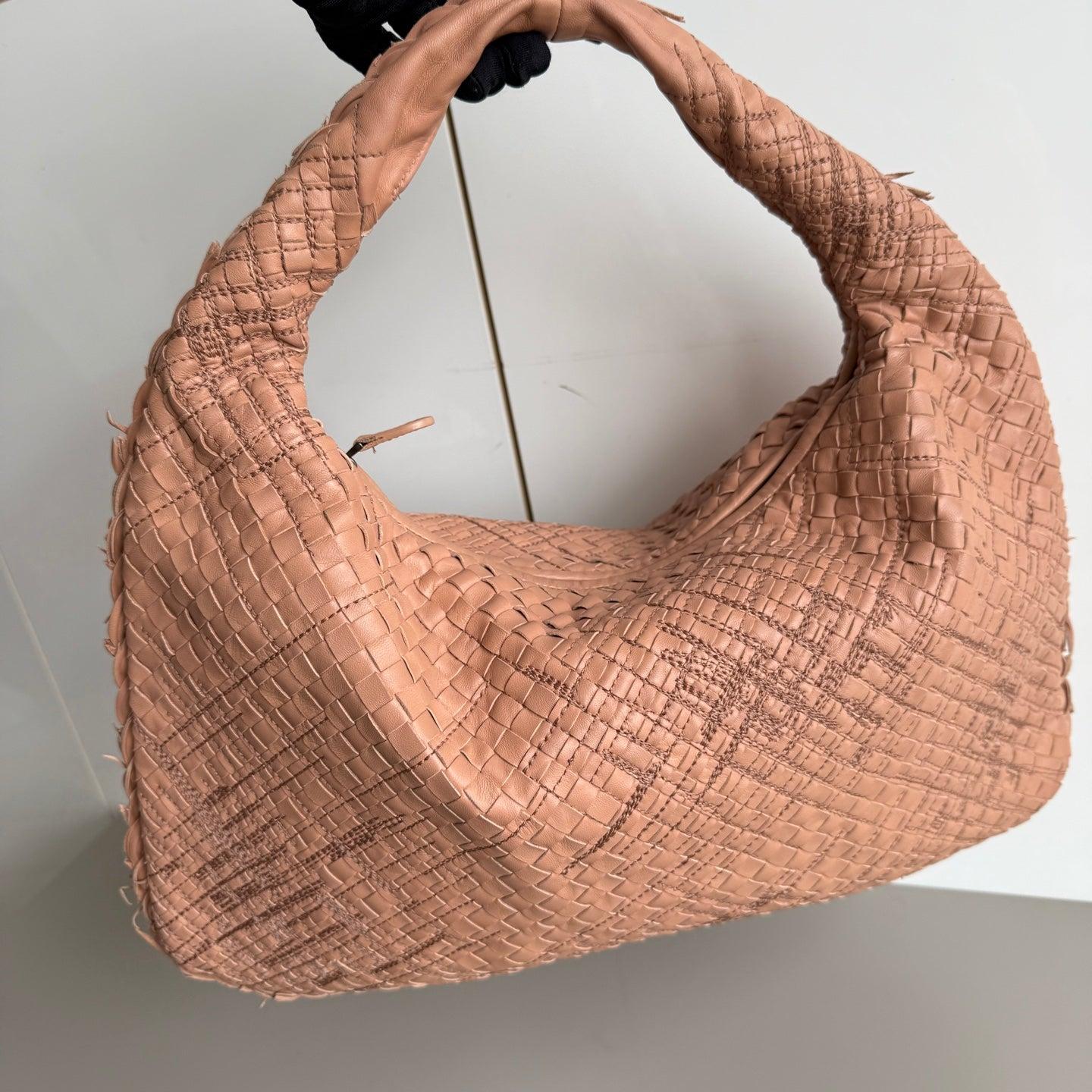 Bottega Veneta Hobo Beige Almond édition spéciale cuir 40 cm
 Il s'agit de photos professionnelles du sac.
 Ce sac Bottega Veneta est une pièce de luxe exceptionnelle, réalisée en cuir d'agneau emblématique avec le tissage Intrecciato immédiatement