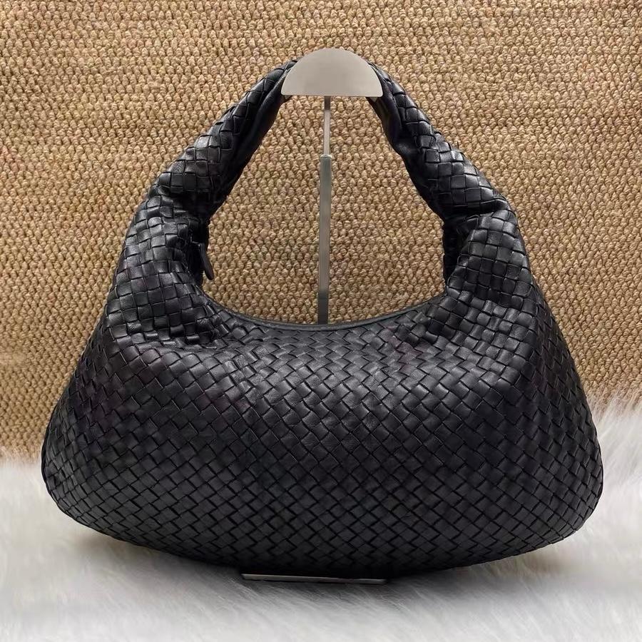 Bottega Veneta Hobo in pelle nera grande 48 cm
Queste sono foto professionali della borsa offerta da Luxbags.
Questa borsa Bottega Veneta è un pezzo di lusso eccezionale, realizzato con l'iconica pelle di agnello con l'inconfondibile trama