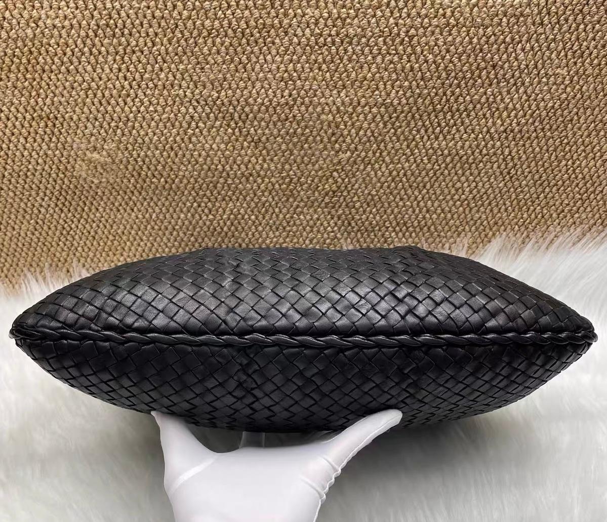 Donna Bottega Veneta Hobo in pelle nera grande 48 cm in vendita