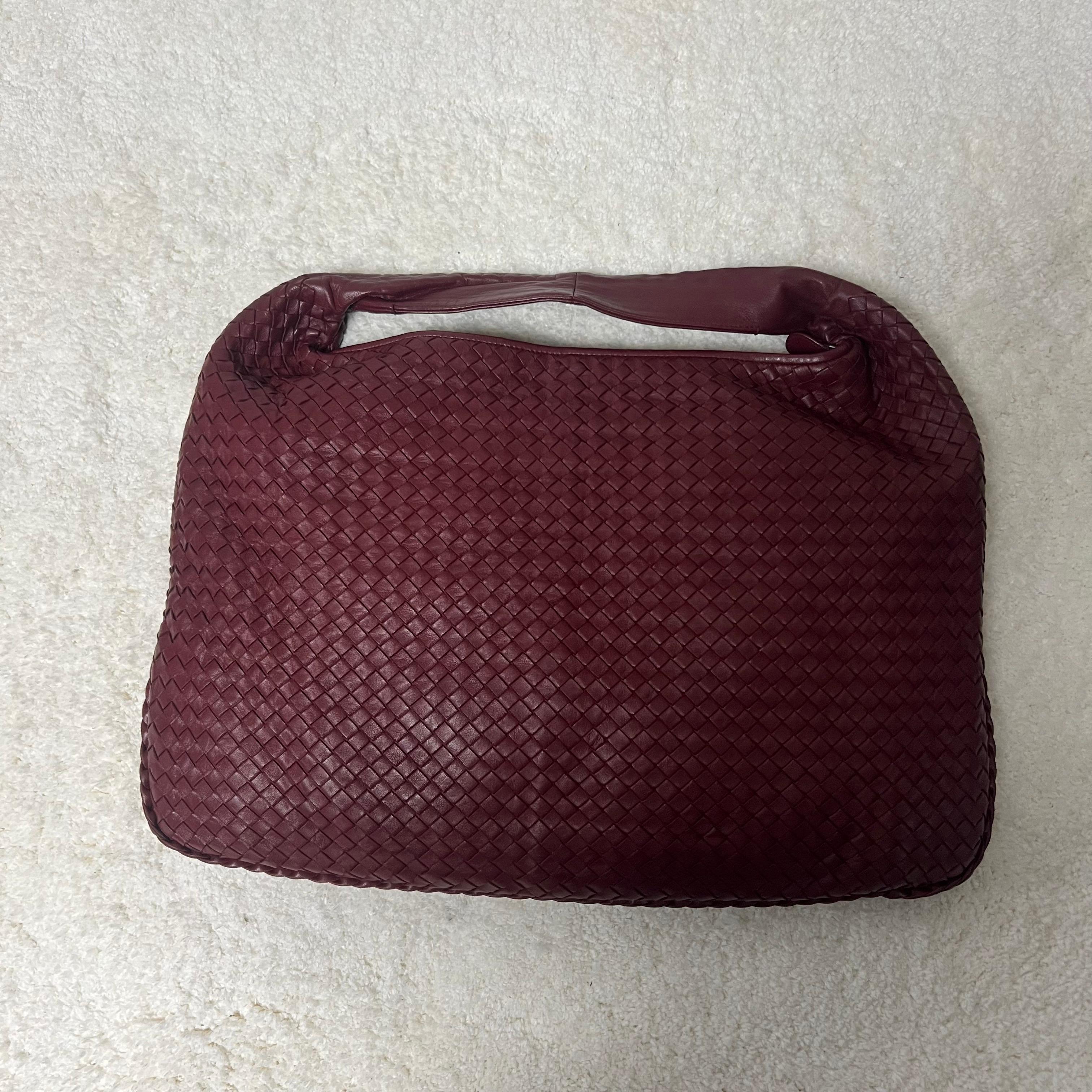 Bottega Veneta Sac à main en cuir bourgogne Maxi 50cm
Il s'agit de photos professionnelles du sac offert par Luxbags.
Ce sac Bottega Veneta est une pièce de luxe exceptionnelle, réalisée en cuir d'agneau emblématique avec le tissage Intrecciato