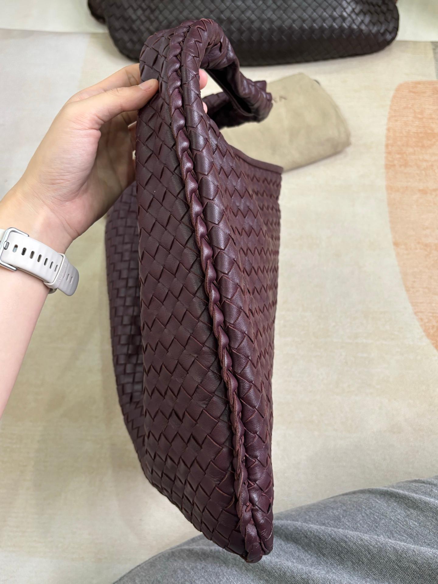 Bottega Veneta Veneta Hobo Bourgogne Vin Intreciatto Leather Bag Large 45cm en vente 5