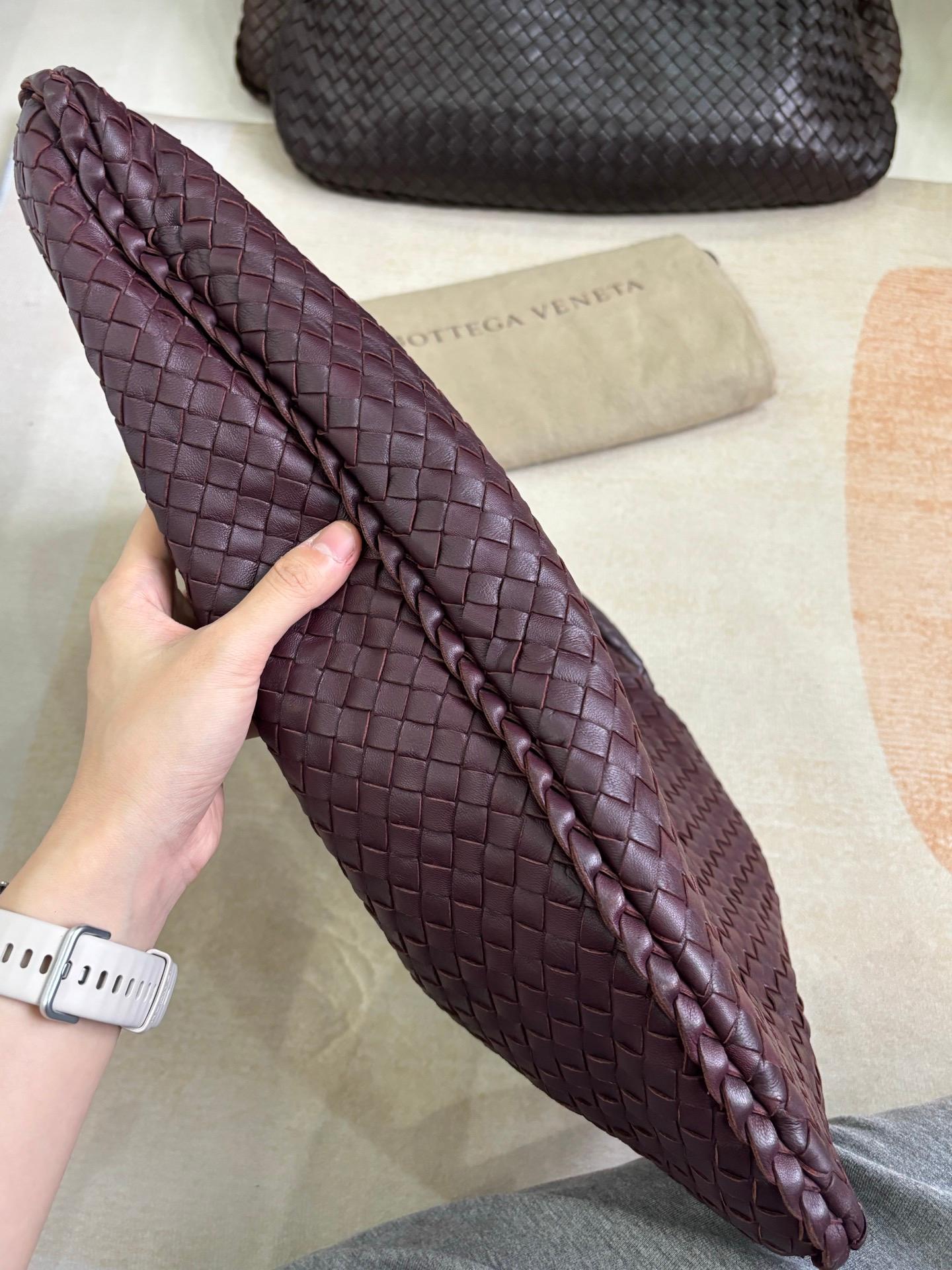Bottega Veneta Veneta Hobo Bourgogne Vin Intreciatto Leather Bag Large 45cm en vente 6