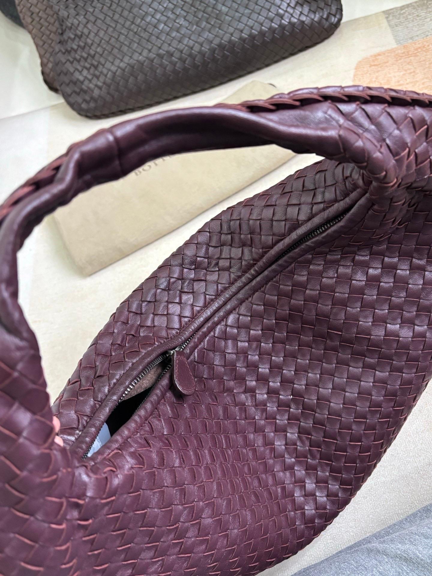 Bottega Veneta Veneta Hobo Bourgogne Vin Intreciatto Leather Bag Large 45cm en vente 8