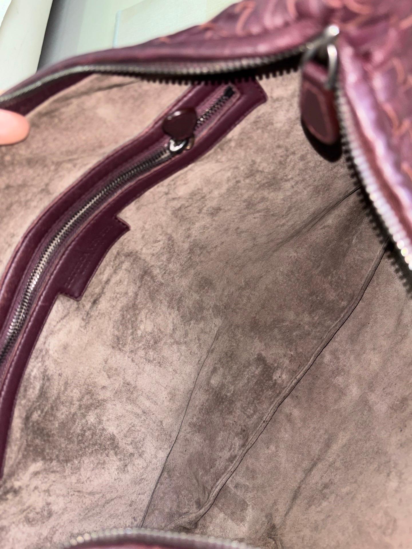 Bottega Veneta Veneta Hobo Bourgogne Vin Intreciatto Leather Bag Large 45cm en vente 9