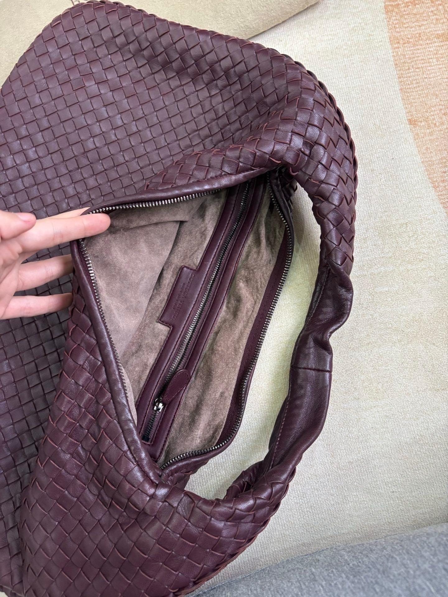 Bottega Veneta Veneta Hobo Bourgogne Vin Intreciatto Leather Bag Large 45cm en vente 11