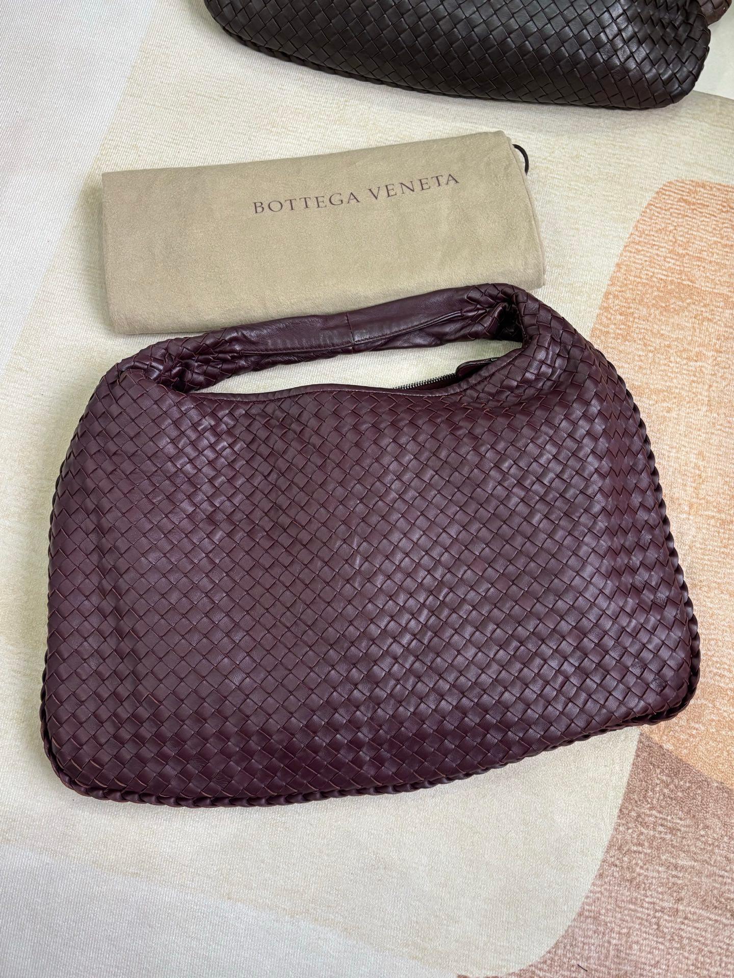 Bottega Veneta Veneta Hobo Bourgogne Vin Intreciatto Leather Bag Large 45cm
Il s'agit de photos professionnelles du sac offert par Luxbags.
Ce sac Bottega Veneta est une pièce de luxe exceptionnelle, réalisée en cuir d'agneau emblématique avec le