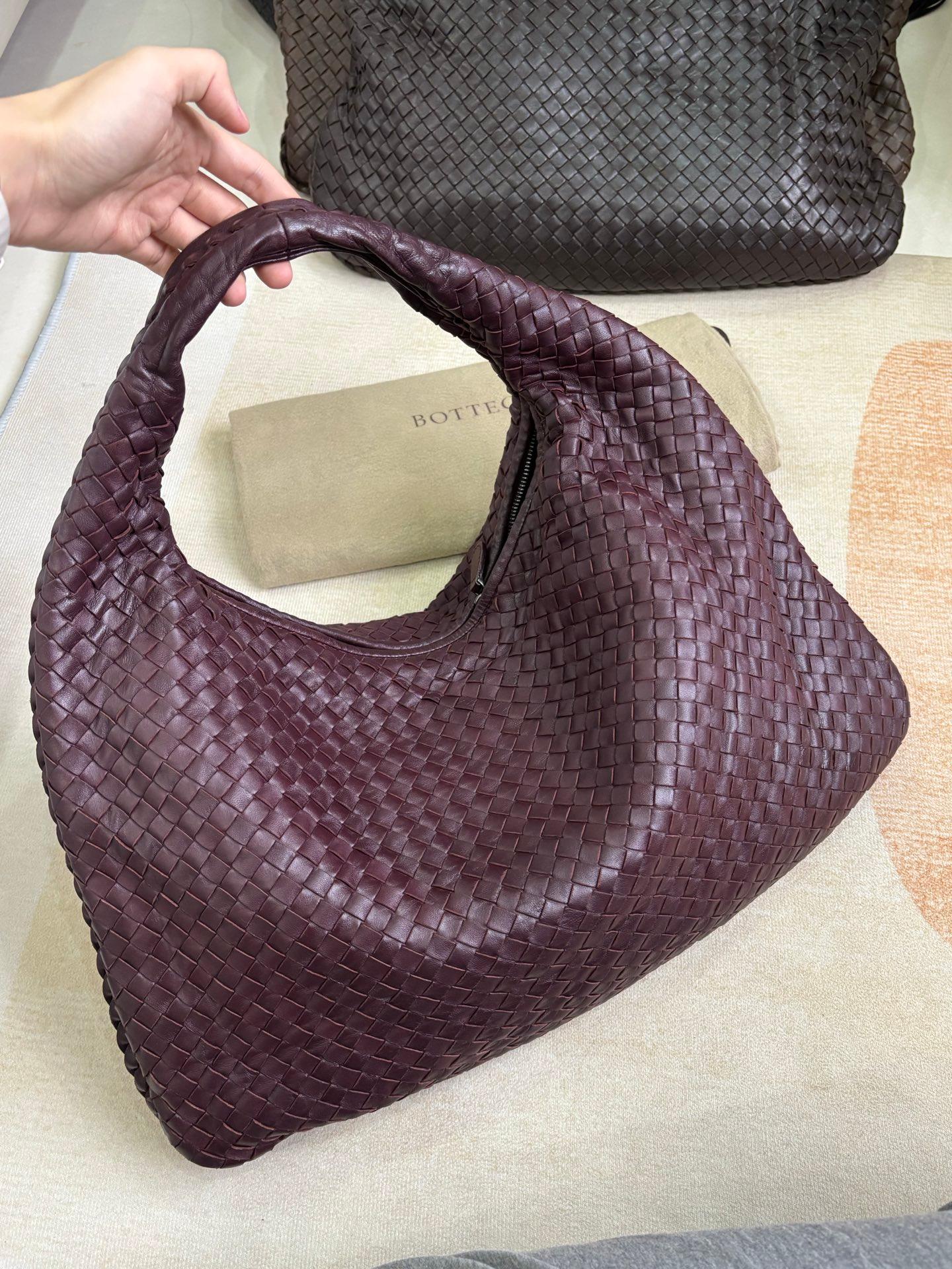 Bottega Veneta Veneta Hobo Bourgogne Vin Intreciatto Leather Bag Large 45cm Bon état - En vente à AUBERVILLIERS, FR
