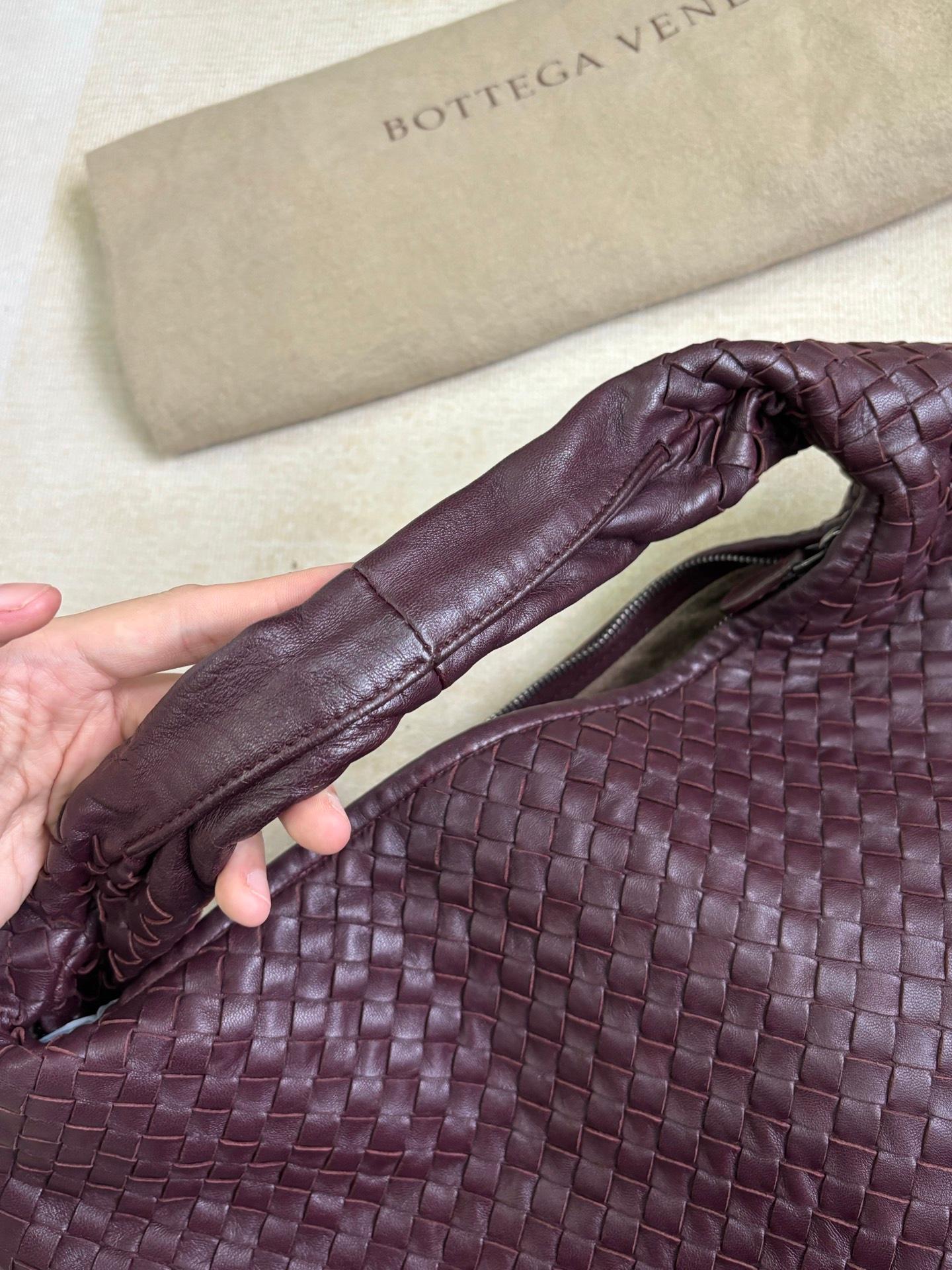Bottega Veneta Veneta Hobo Bourgogne Vin Intreciatto Leather Bag Large 45cm Pour femmes en vente