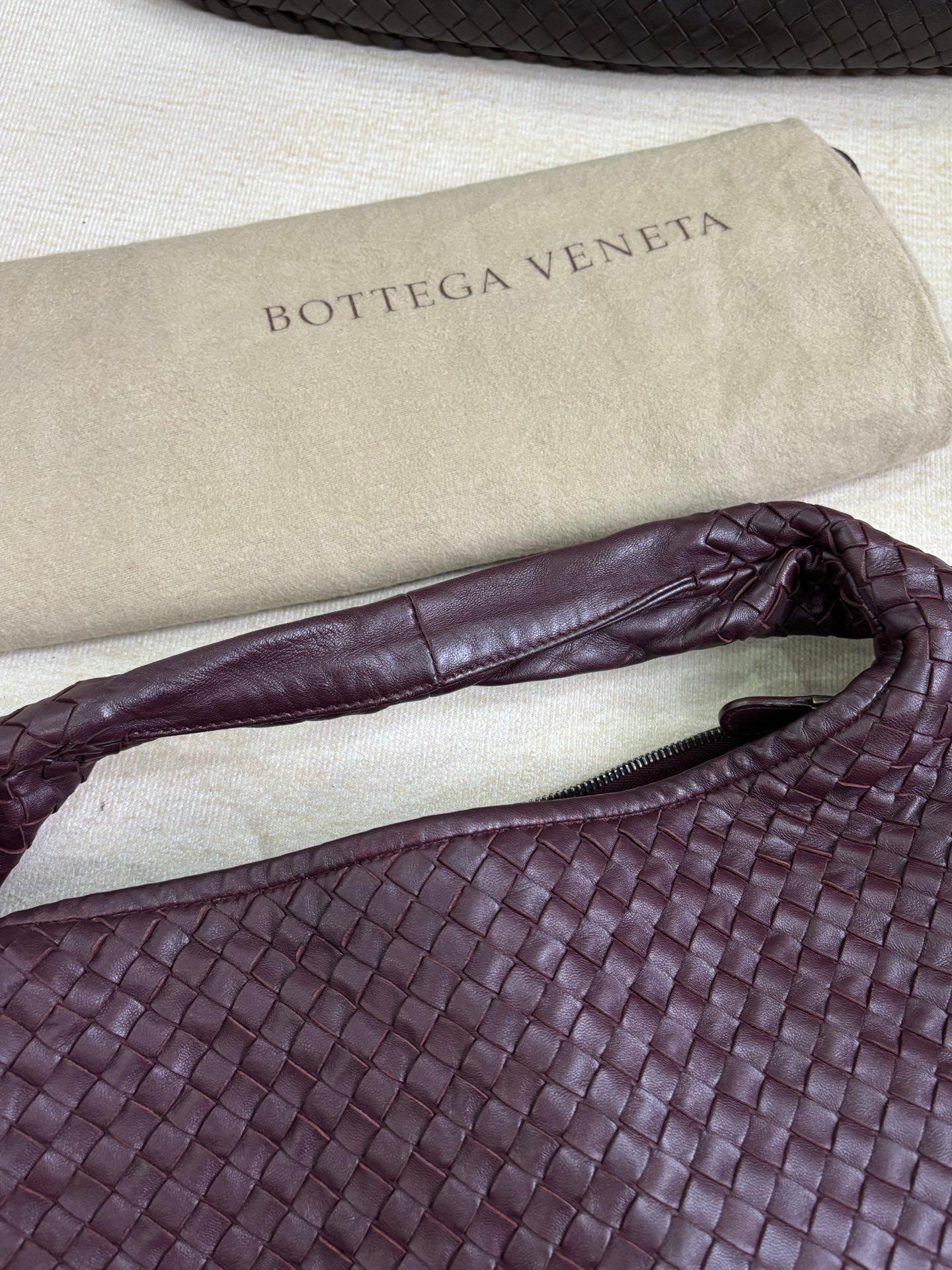 Bottega Veneta Veneta Hobo Bourgogne Vin Intreciatto Leather Bag Large 45cm en vente 1
