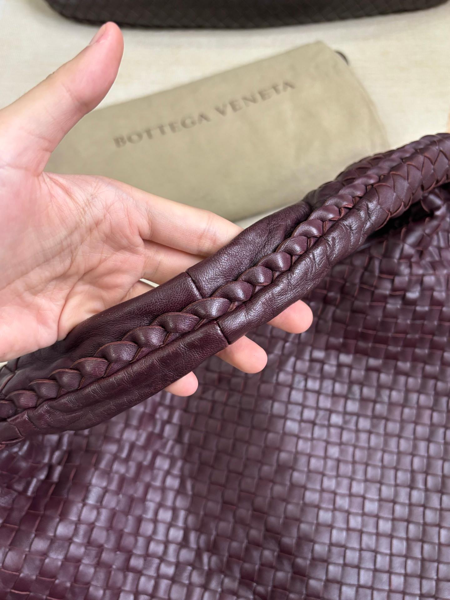 Bottega Veneta Veneta Hobo Bourgogne Vin Intreciatto Leather Bag Large 45cm en vente 2