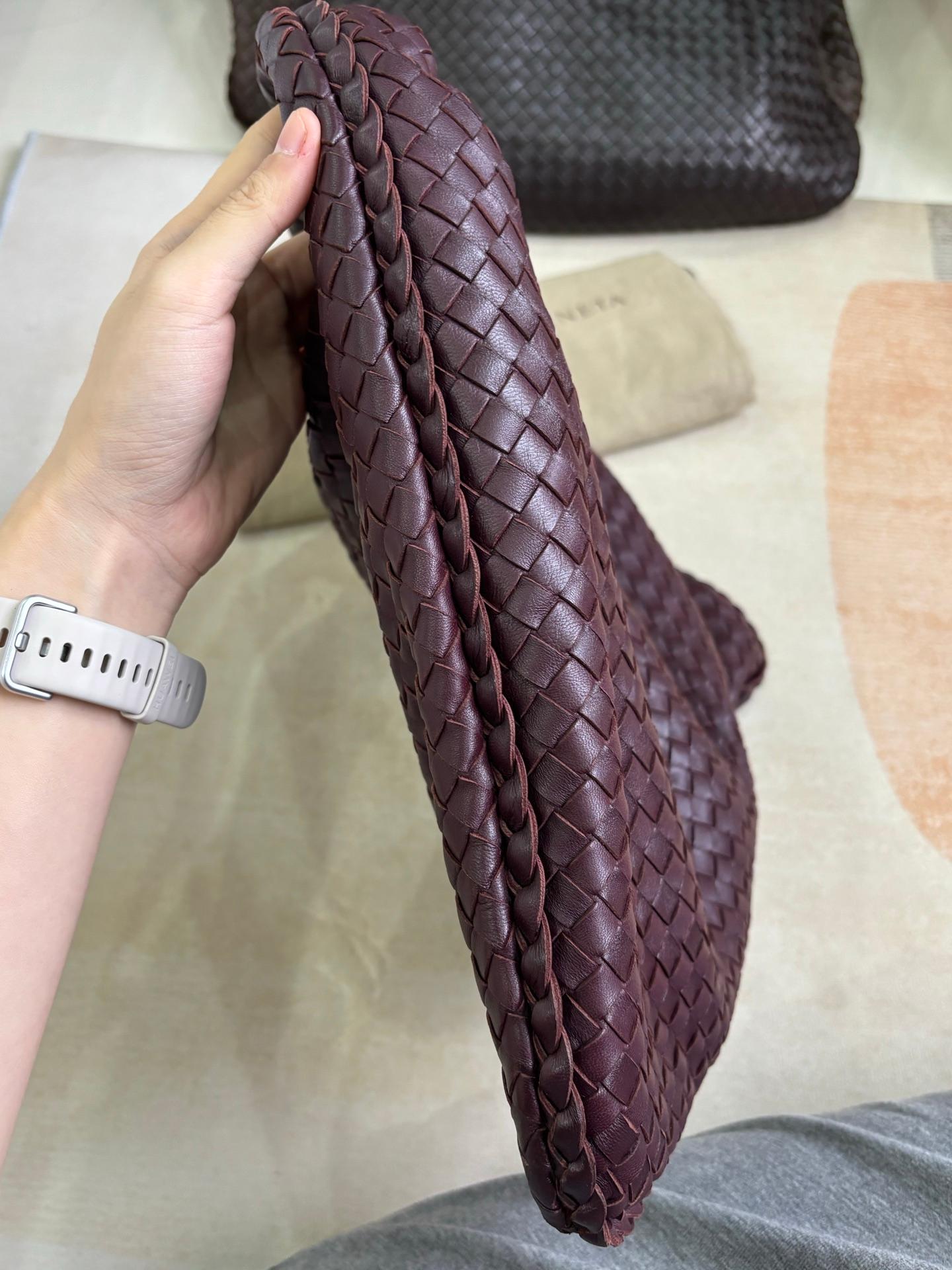 Bottega Veneta Veneta Hobo Bourgogne Vin Intreciatto Leather Bag Large 45cm en vente 3