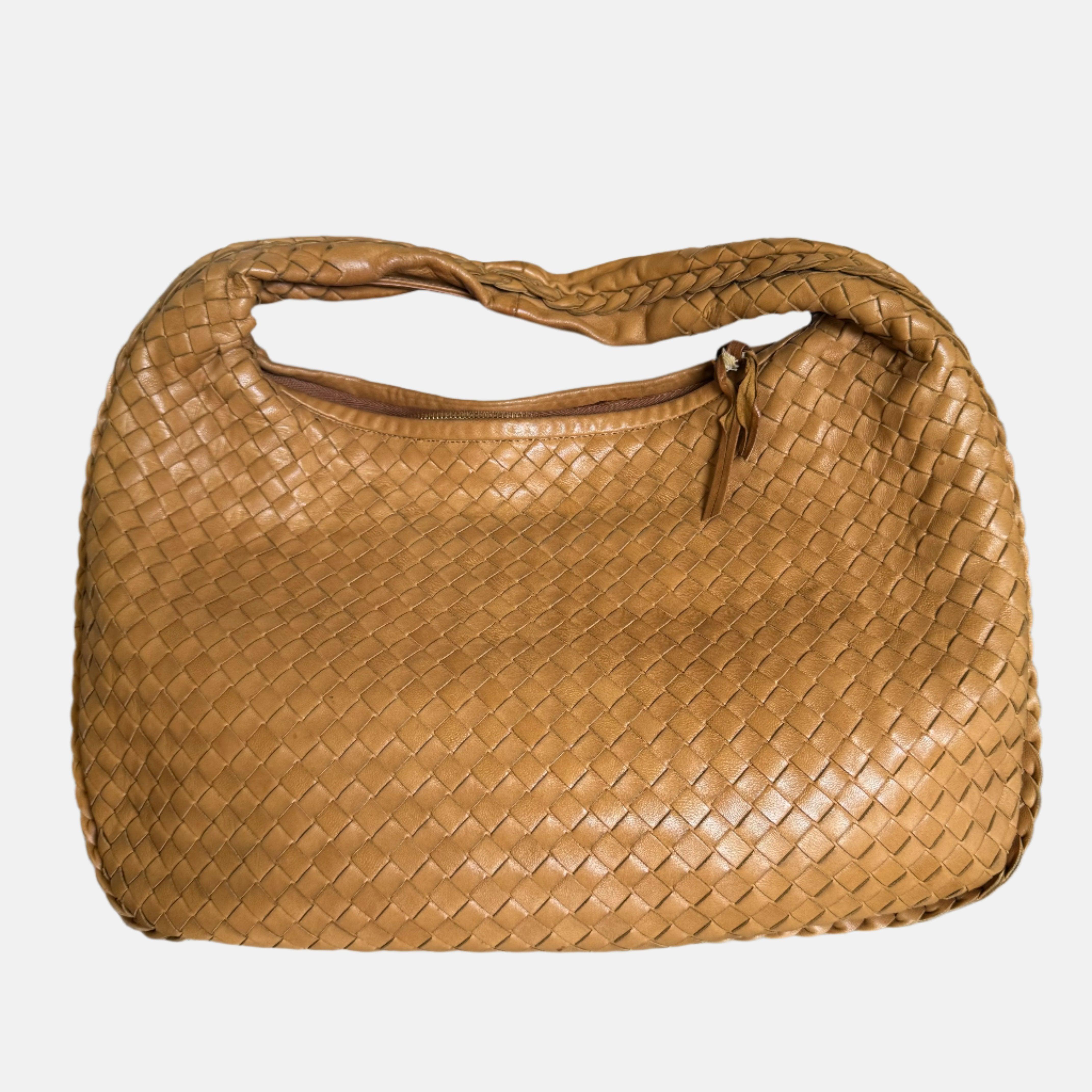Bottega Veneta Veneta Hobo Kamel-Lammfell Leder 40cm
 Dies sind professionelle Fotos der tatsächlich von Luxbags angebotenen Tasche.
 Diese Bottega Veneta Veneta Tasche ist ein außergewöhnliches Stück Luxus, gefertigt aus dem kultigen Lammleder mit