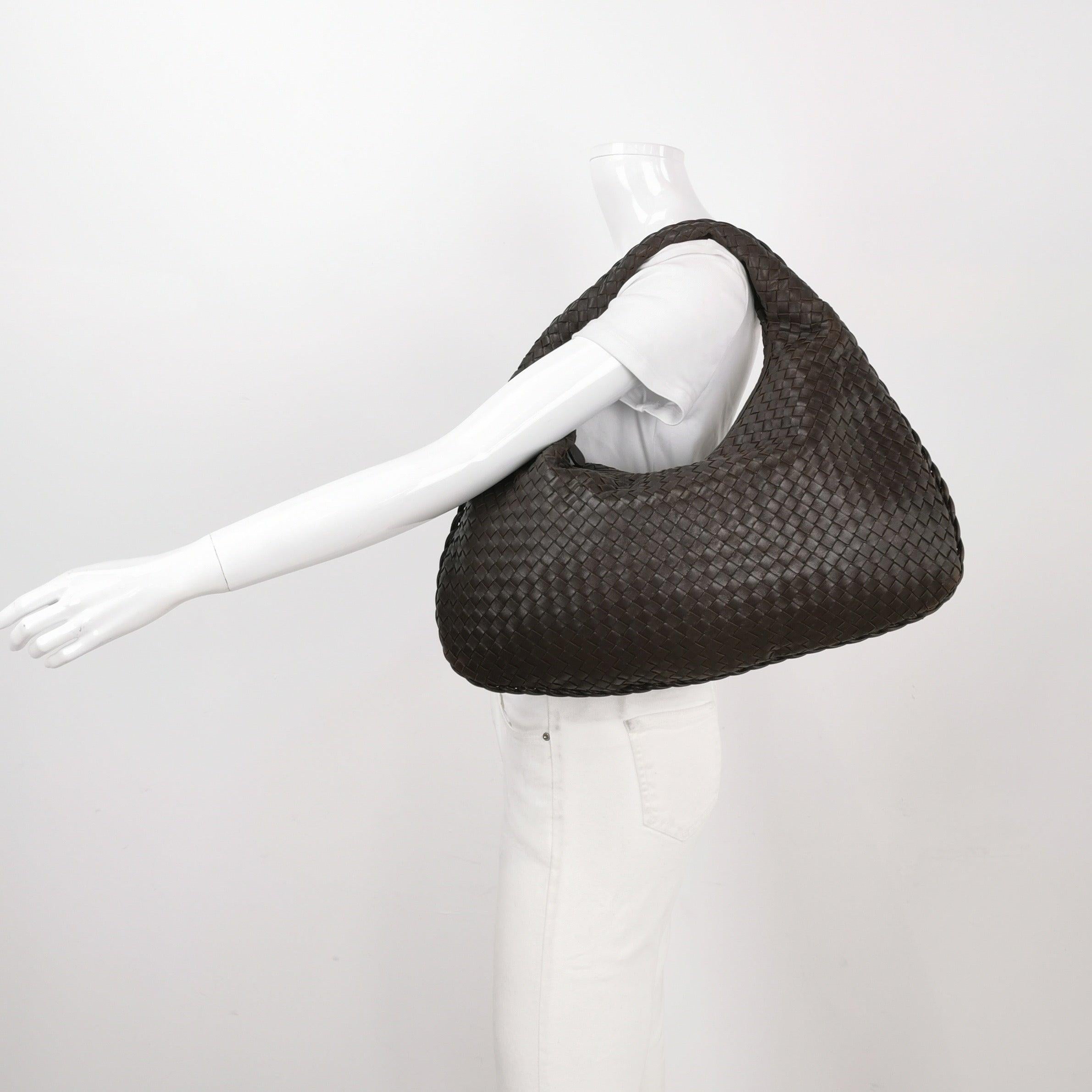 Bottega Veneta Hobo Chocolat Noir Brown Intrecciato Leather Bag 48cm
 Il s'agit de photos professionnelles du sac.
 Ce sac Bottega Veneta est une pièce de luxe exceptionnelle, réalisée en cuir d'agneau emblématique avec le tissage Intrecciato