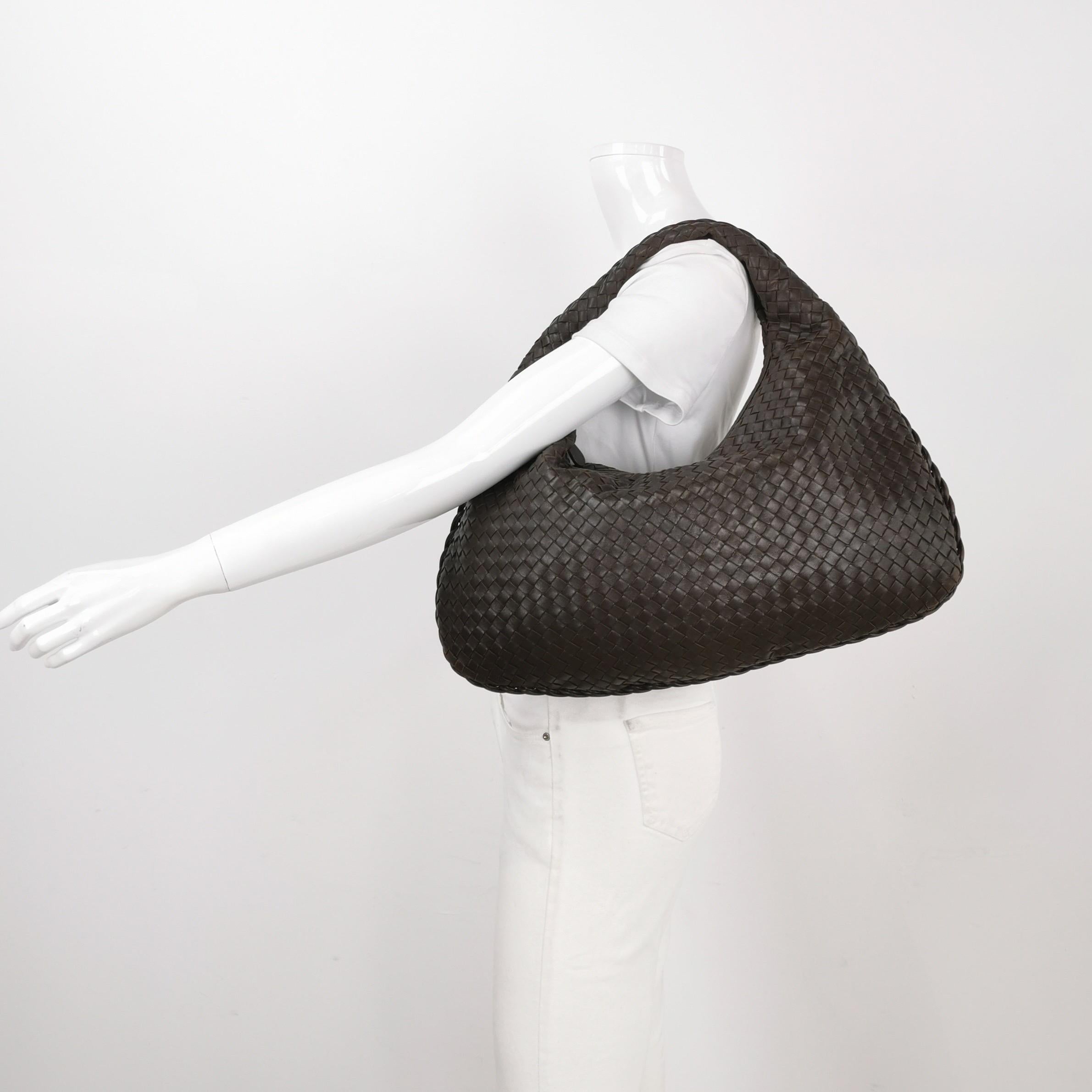 This Bottega Veneta Veneta Bag is an exceptional piece of luxury, crafted from iconic lambskin leather with the instantly recognizable Intrecciato weave. This bag is roomy enough for all your essentials, it's the perfect accessory for stylish and