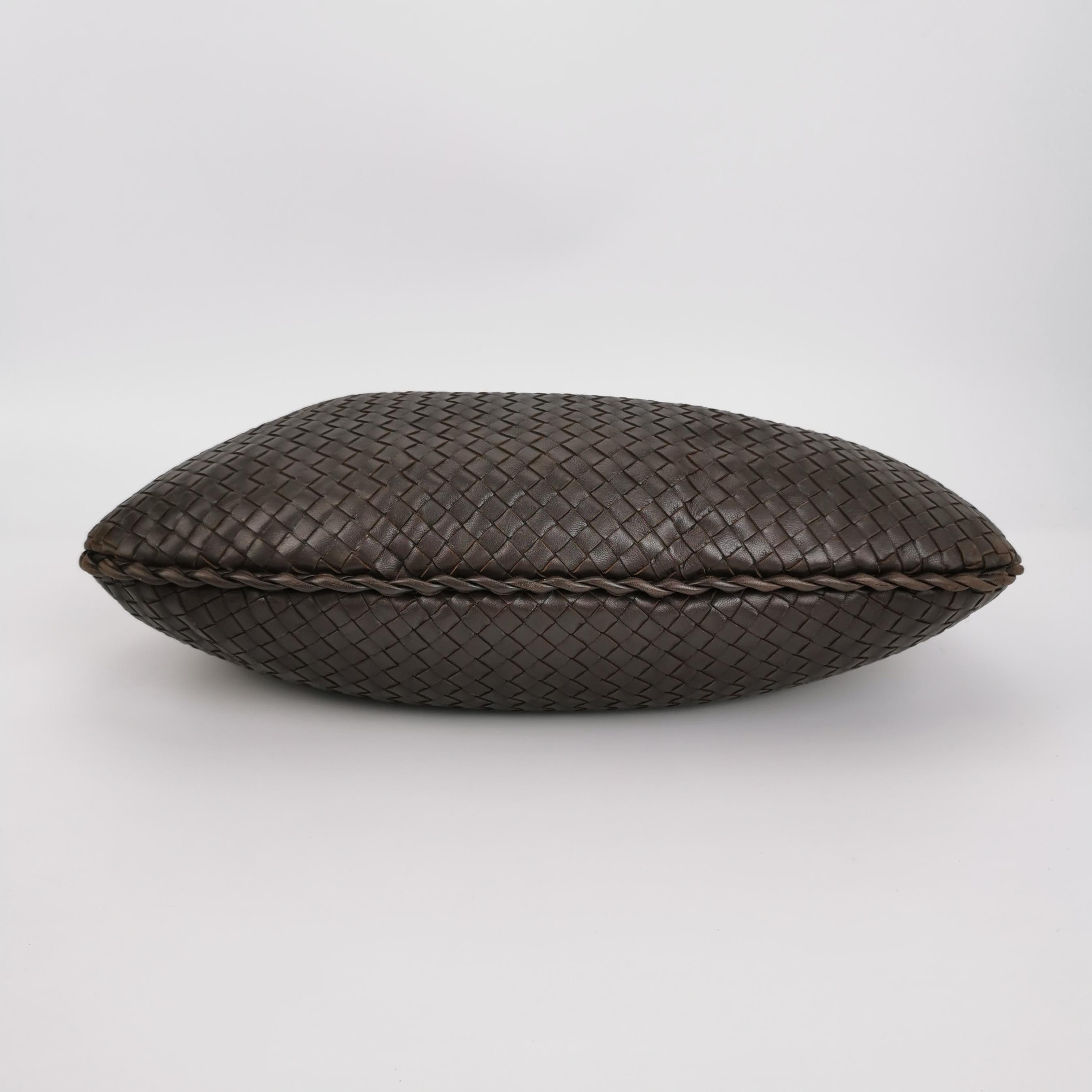 Bottega Veneta Hobo Chocolat Noir Brown Intrecciato Leather Bag 48cm Bon état - En vente à AUBERVILLIERS, FR