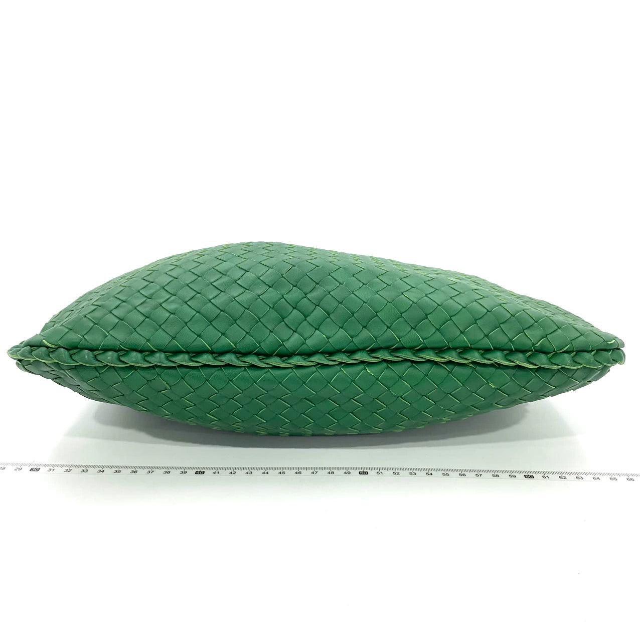Bottega Veneta Veneta Hobo Dark Green Lambskin Leather 40cm In Excellent Condition For Sale In AUBERVILLIERS, FR