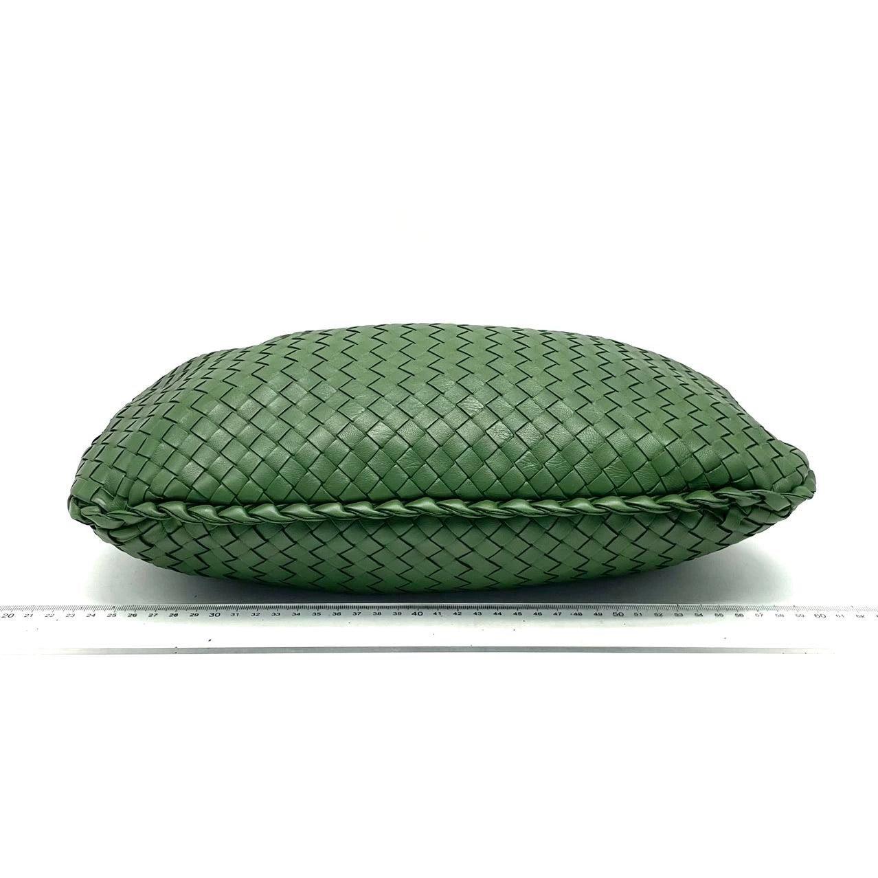 Bottega Veneta Veneta Hobo Dark Green Lambskin Leather 40cm In Good Condition For Sale In AUBERVILLIERS, FR