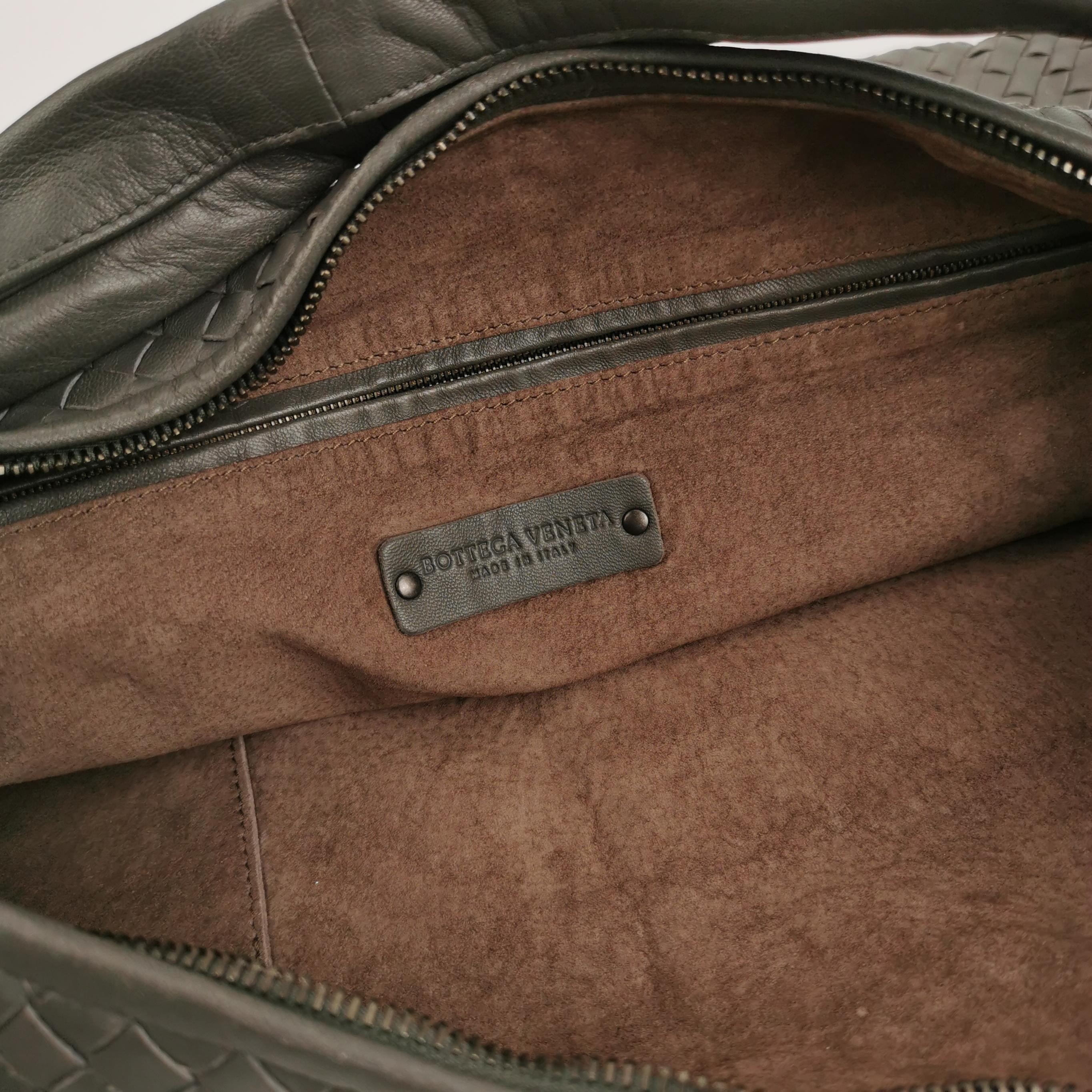 Bottega Veneta Sac à main en cuir gris foncé Maxi 55cm en vente 5