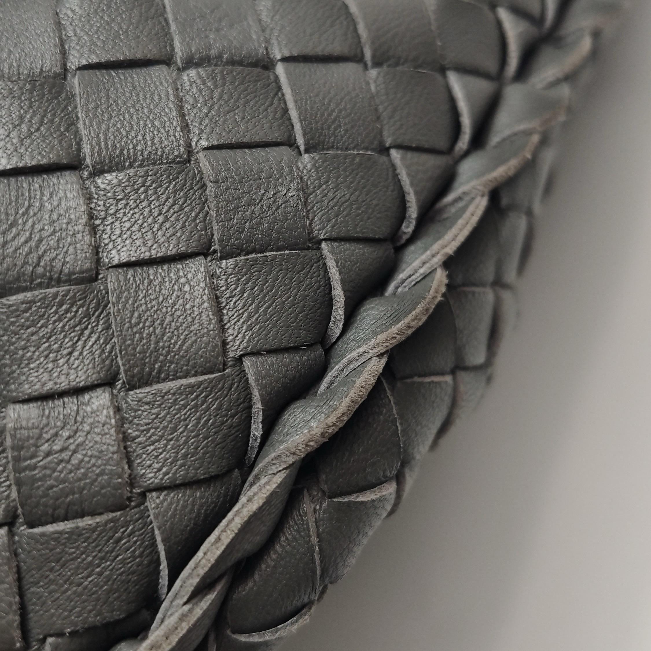 Bottega Veneta Sac à main en cuir gris foncé Maxi 55cm en vente 7