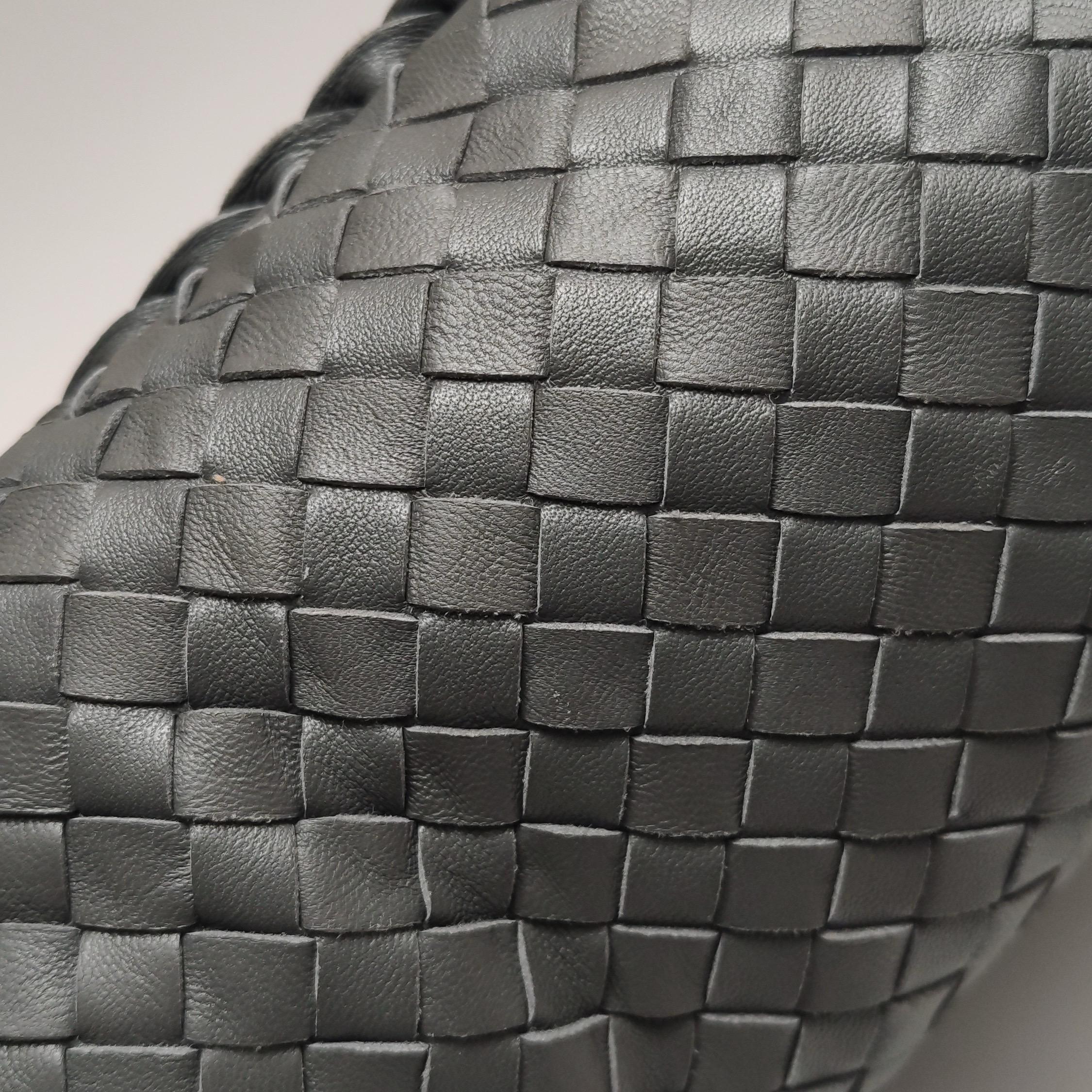 Bottega Veneta Sac à main en cuir gris foncé Maxi 55cm en vente 8