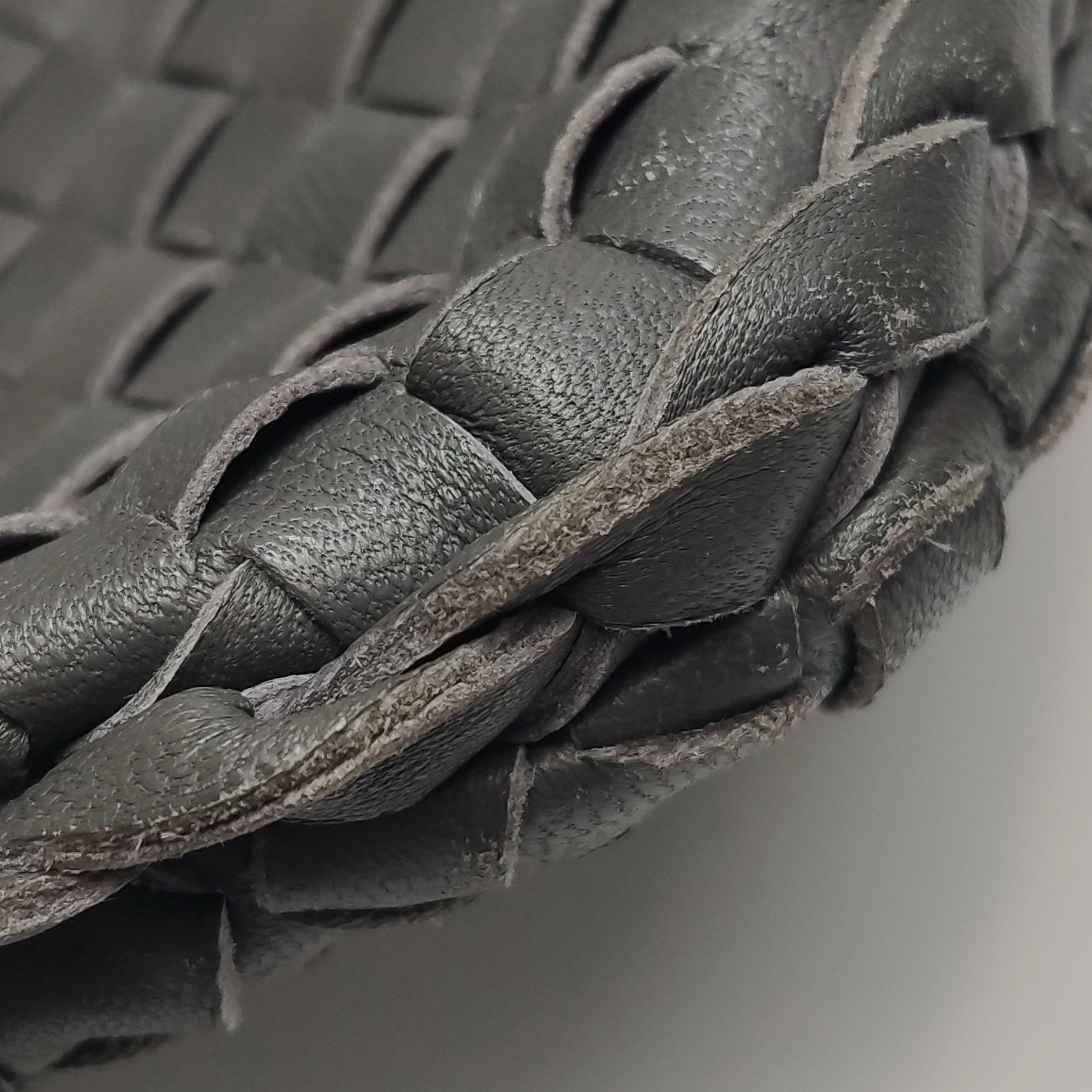 Bottega Veneta Sac à main en cuir gris foncé Maxi 55cm en vente 11