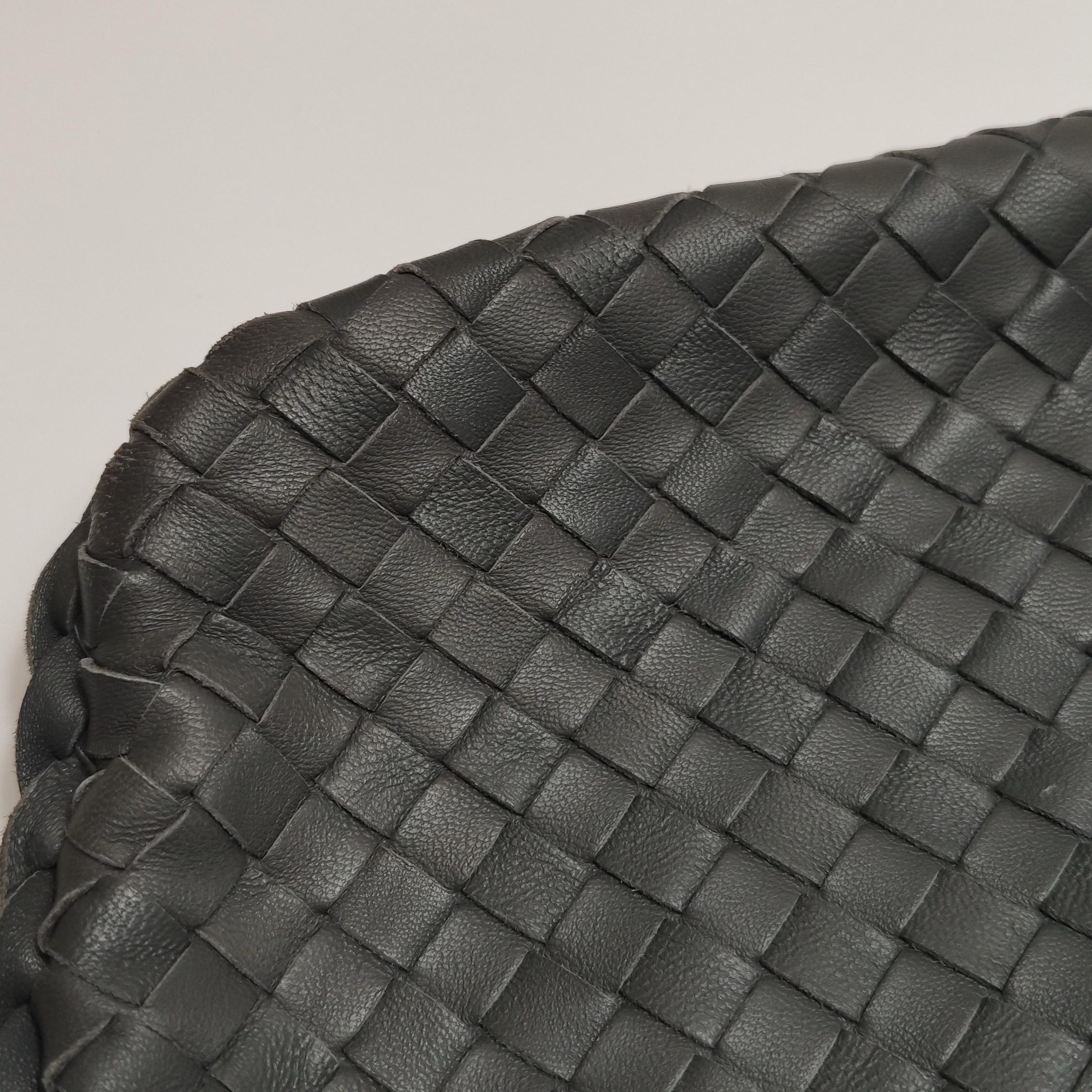 Bottega Veneta Sac à main en cuir gris foncé Maxi 55cm en vente 12