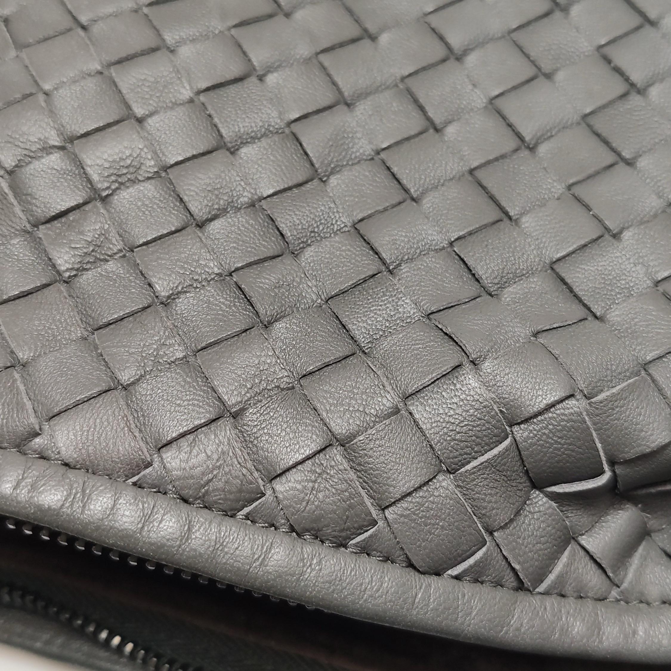Bottega Veneta Sac à main en cuir gris foncé Maxi 55cm en vente 14