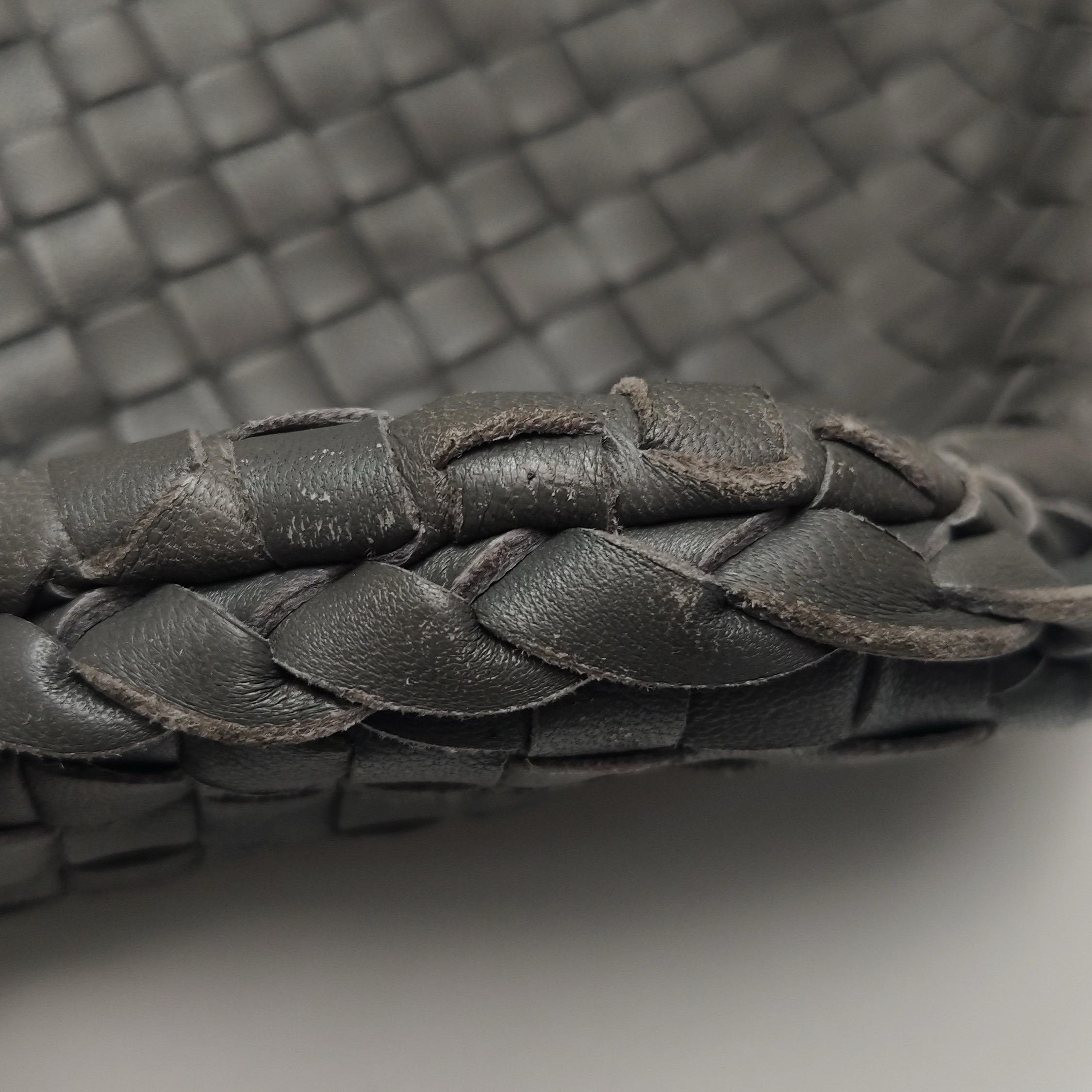Bottega Veneta Sac à main en cuir gris foncé Maxi 55cm en vente 15