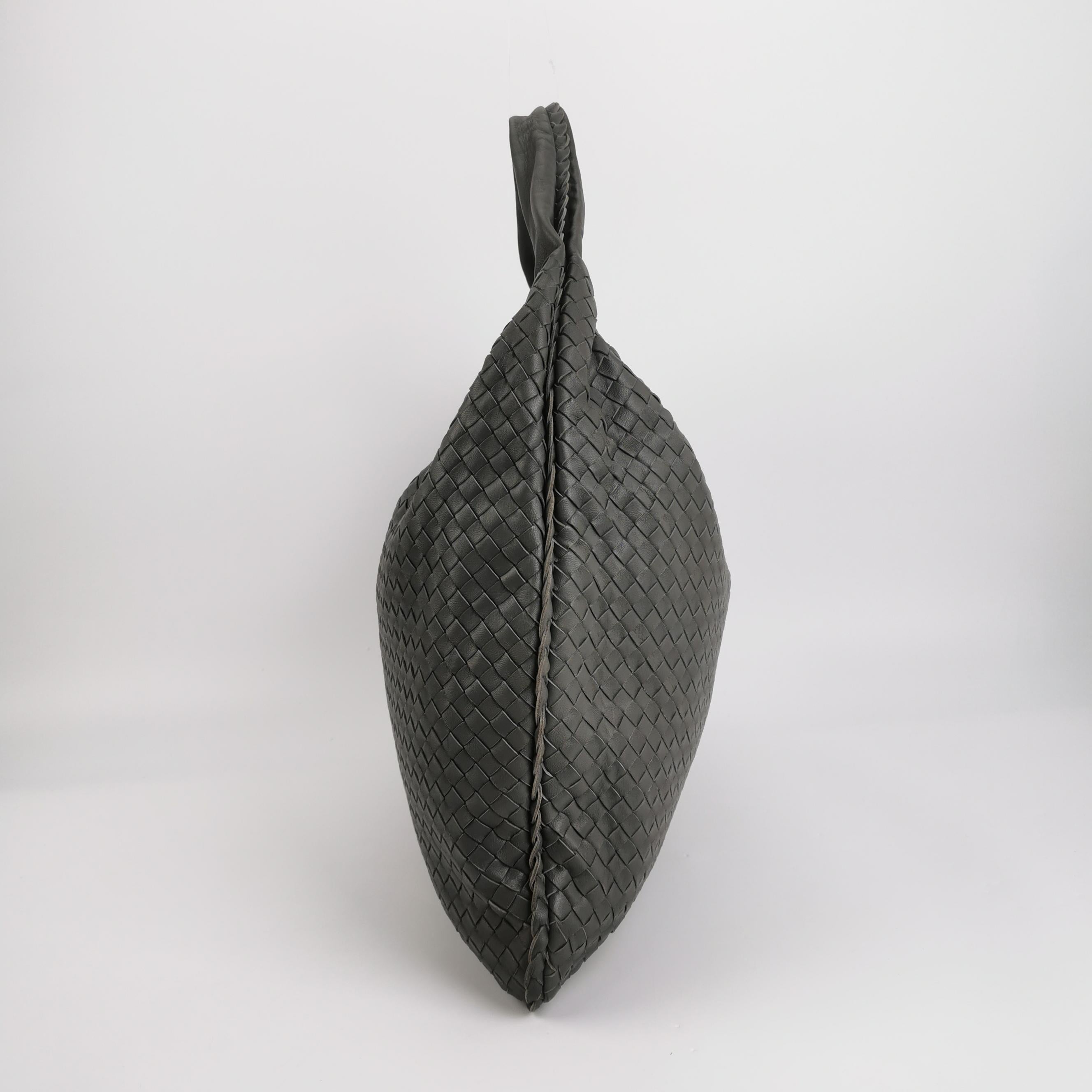 Noir Bottega Veneta Sac à main en cuir gris foncé Maxi 55cm en vente