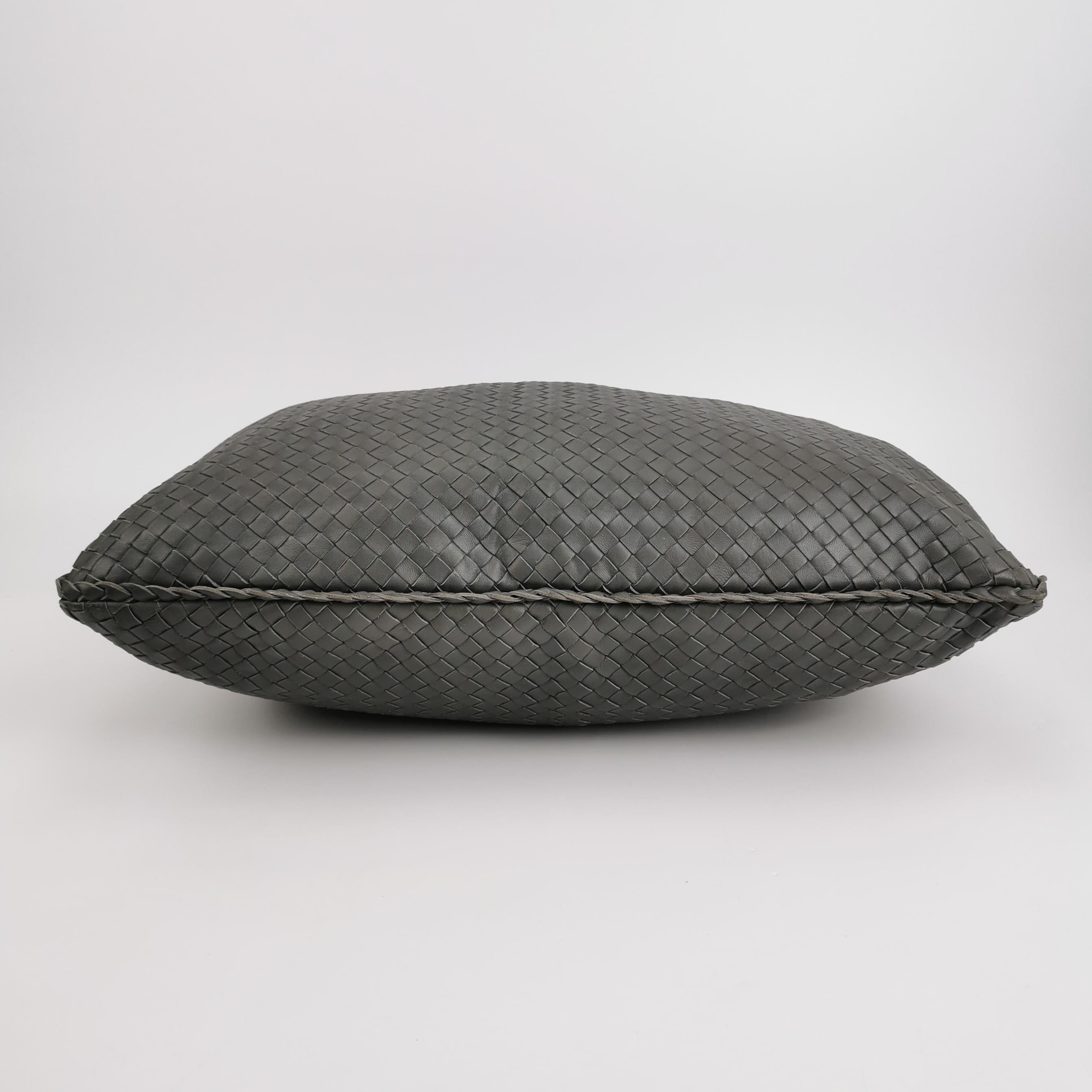 Bottega Veneta Sac à main en cuir gris foncé Maxi 55cm Bon état - En vente à AUBERVILLIERS, FR