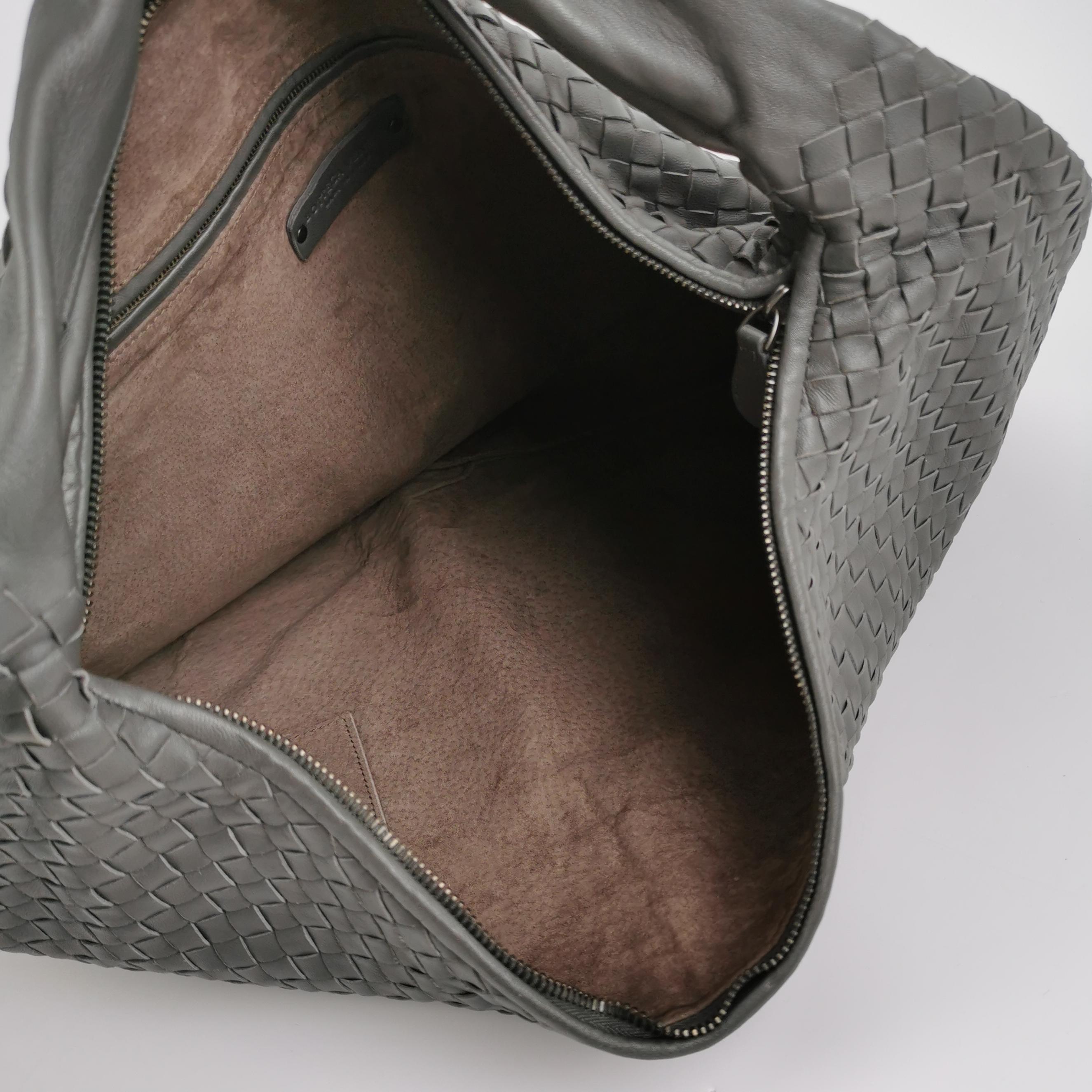 Bottega Veneta Sac à main en cuir gris foncé Maxi 55cm en vente 2