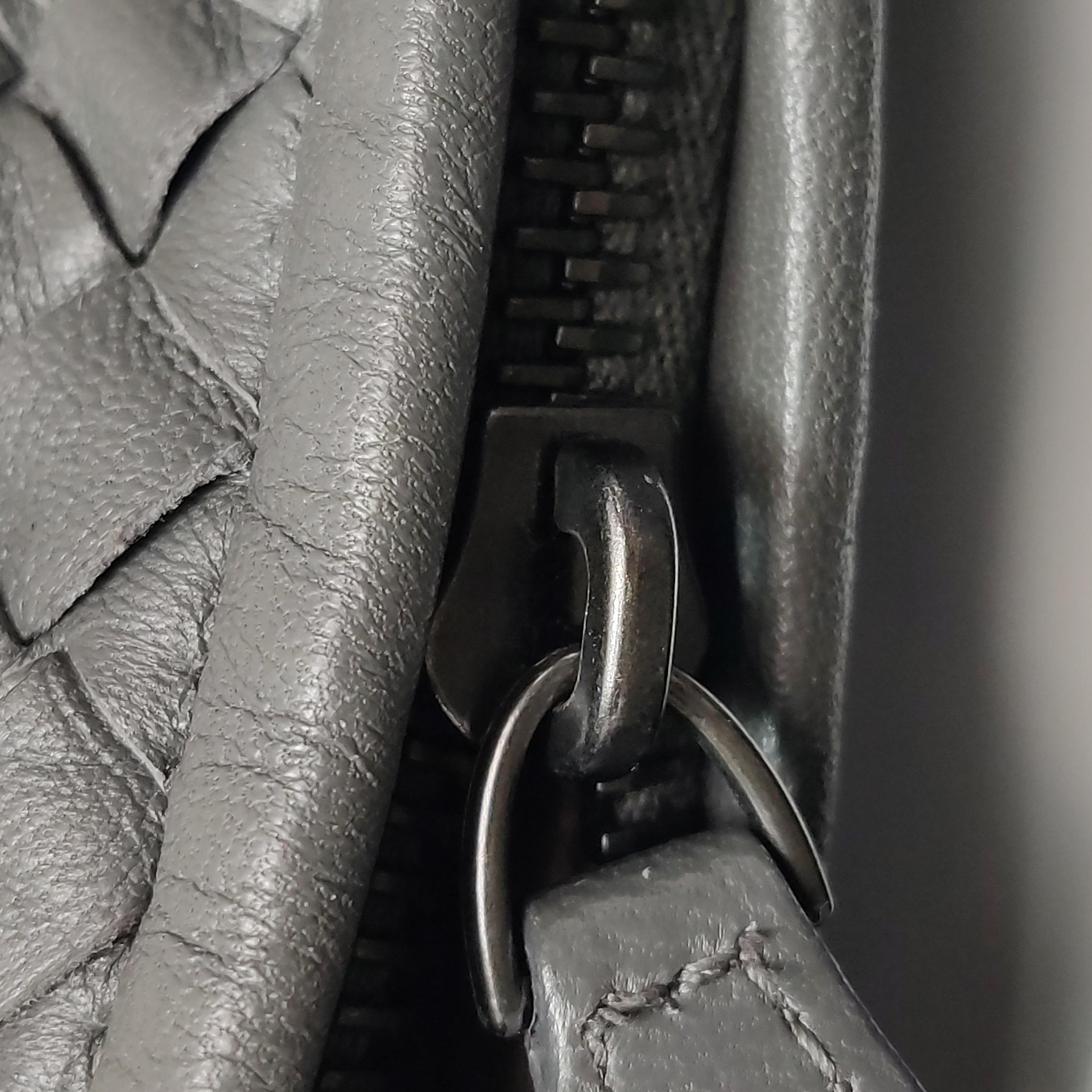 Bottega Veneta Sac à main en cuir gris foncé Maxi 55cm en vente 3