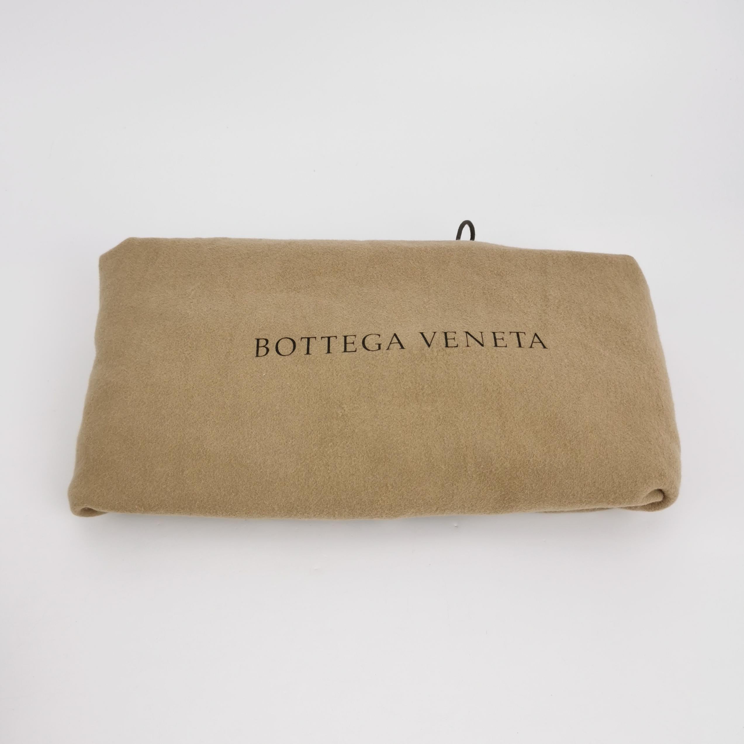 Bottega Veneta Sac à main en cuir gris foncé Maxi 55cm en vente 4