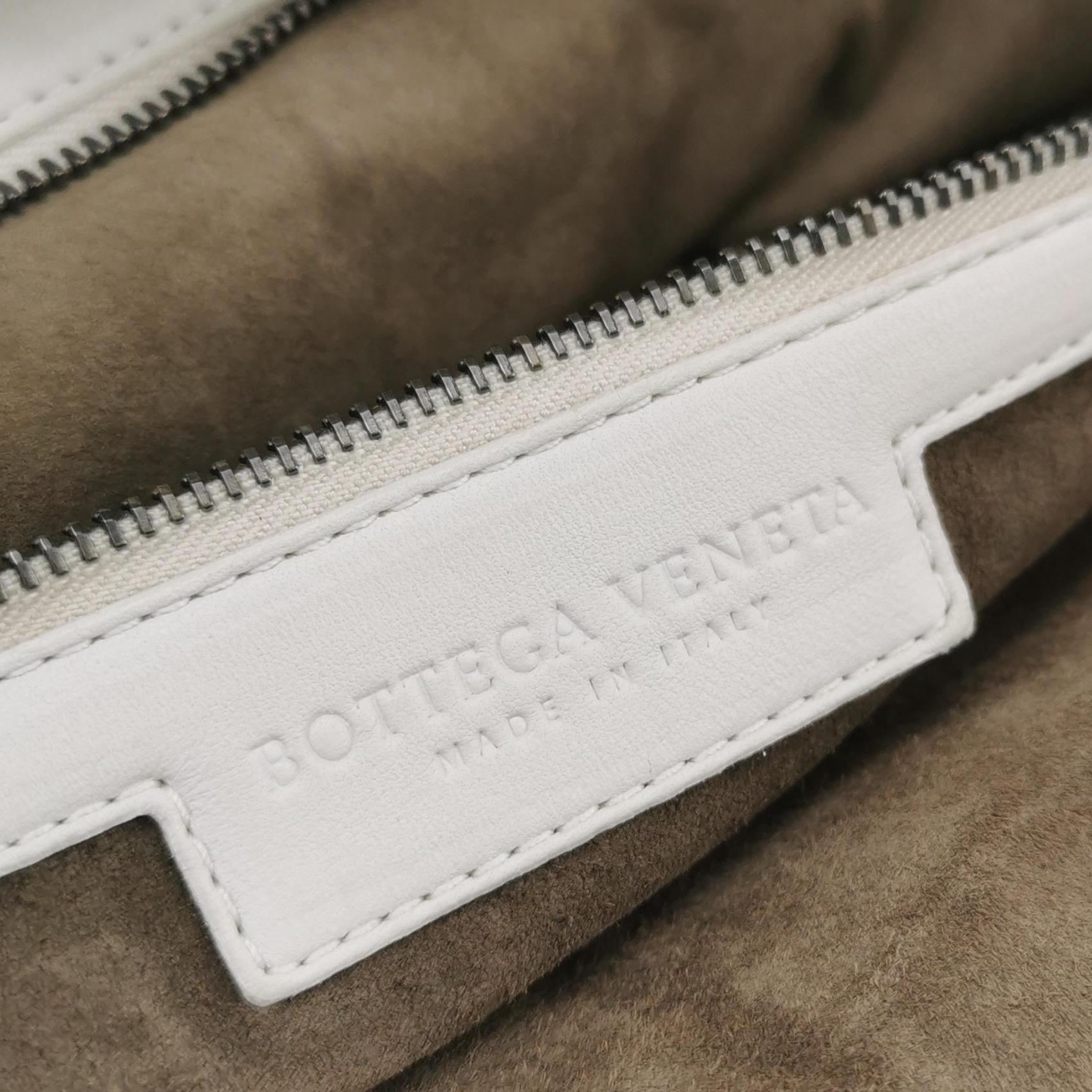 Bottega Veneta Sac à main en cuir blanc foncé Maxi 55cm en vente 6