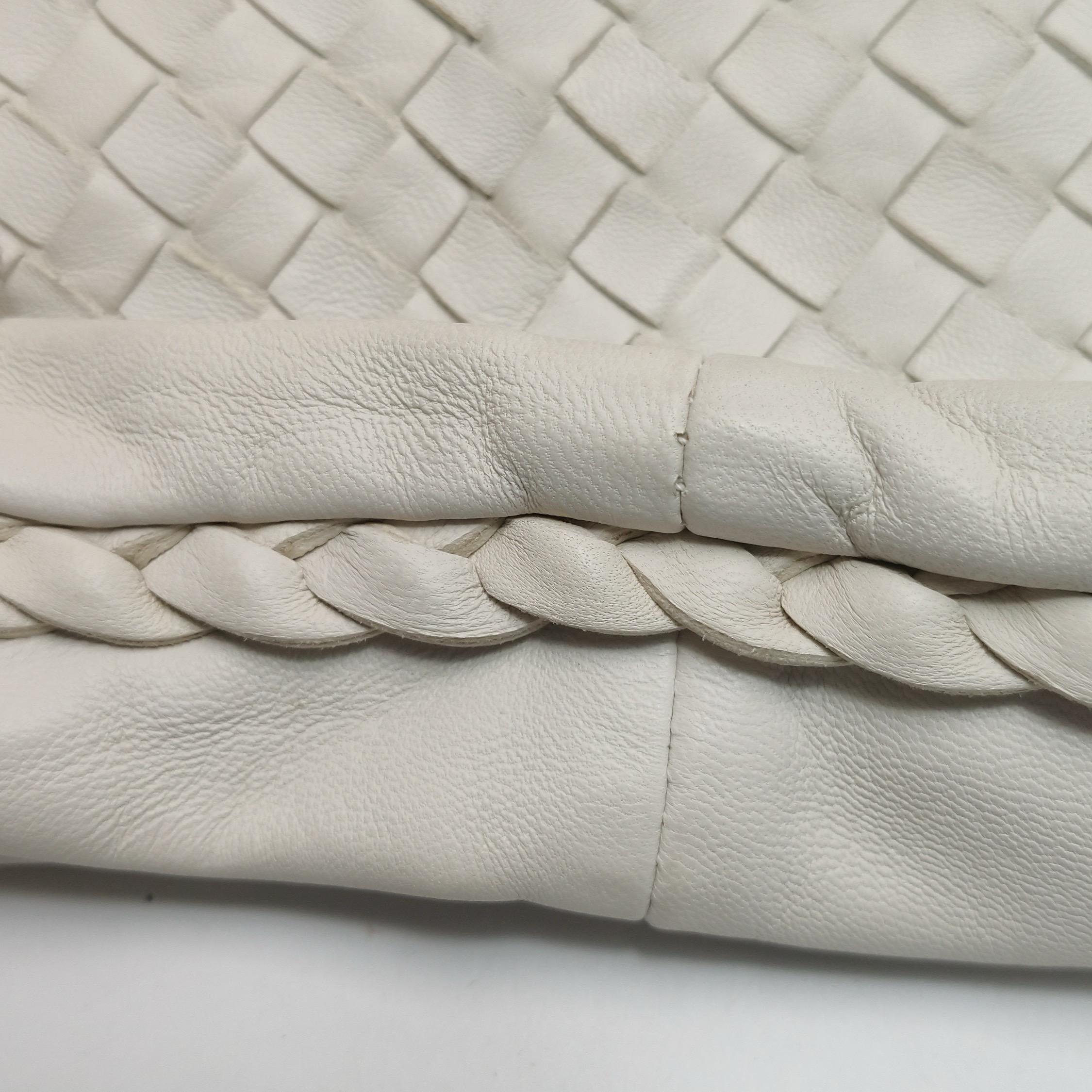 Bottega Veneta Sac à main en cuir blanc foncé Maxi 55cm en vente 9