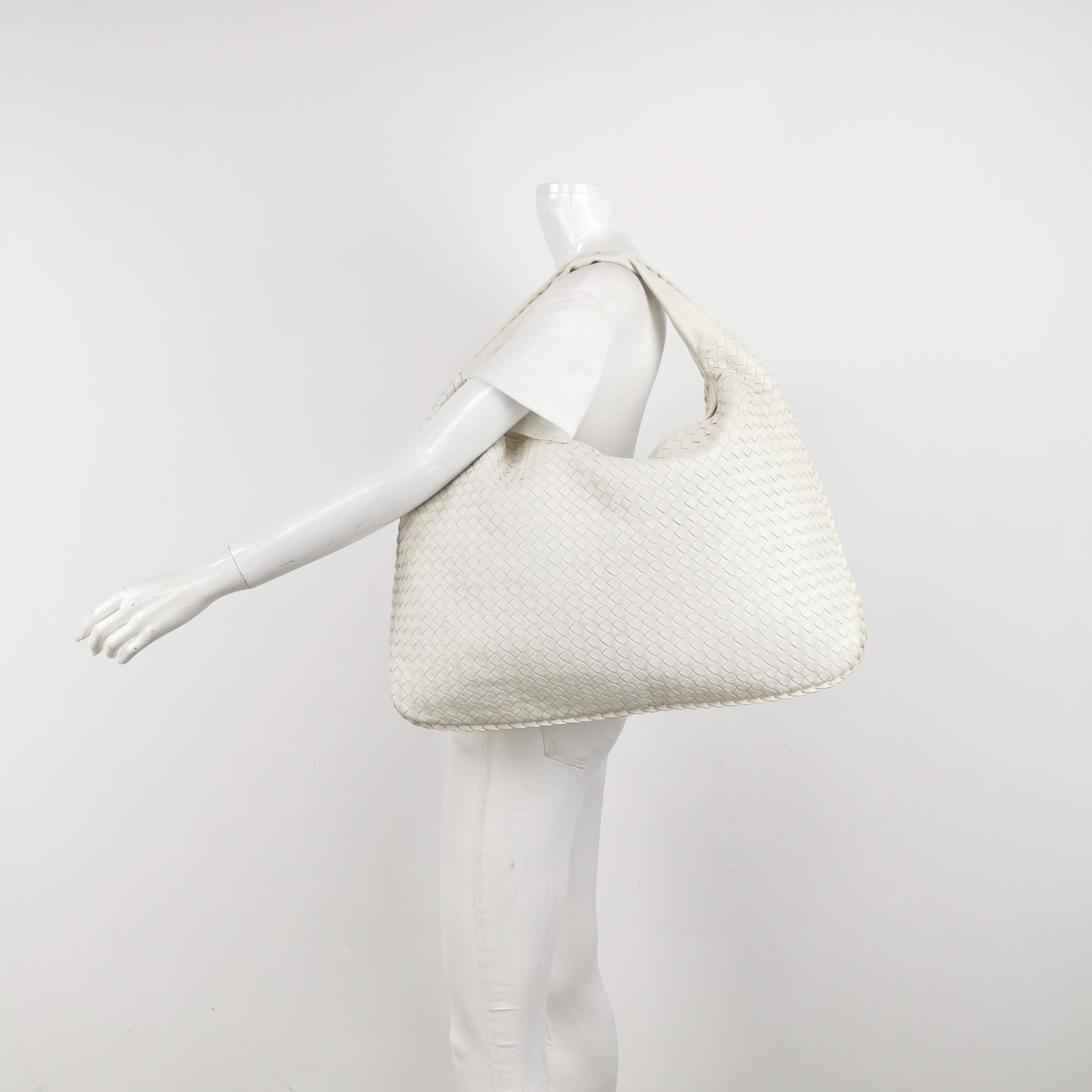 Bottega Veneta Sac à main en cuir blanc foncé Maxi 55cm
Il s'agit de photos professionnelles du sac offert par Luxbags.
Ce sac Bottega Veneta est une pièce de luxe exceptionnelle, réalisée en cuir d'agneau emblématique avec le tissage Intrecciato
