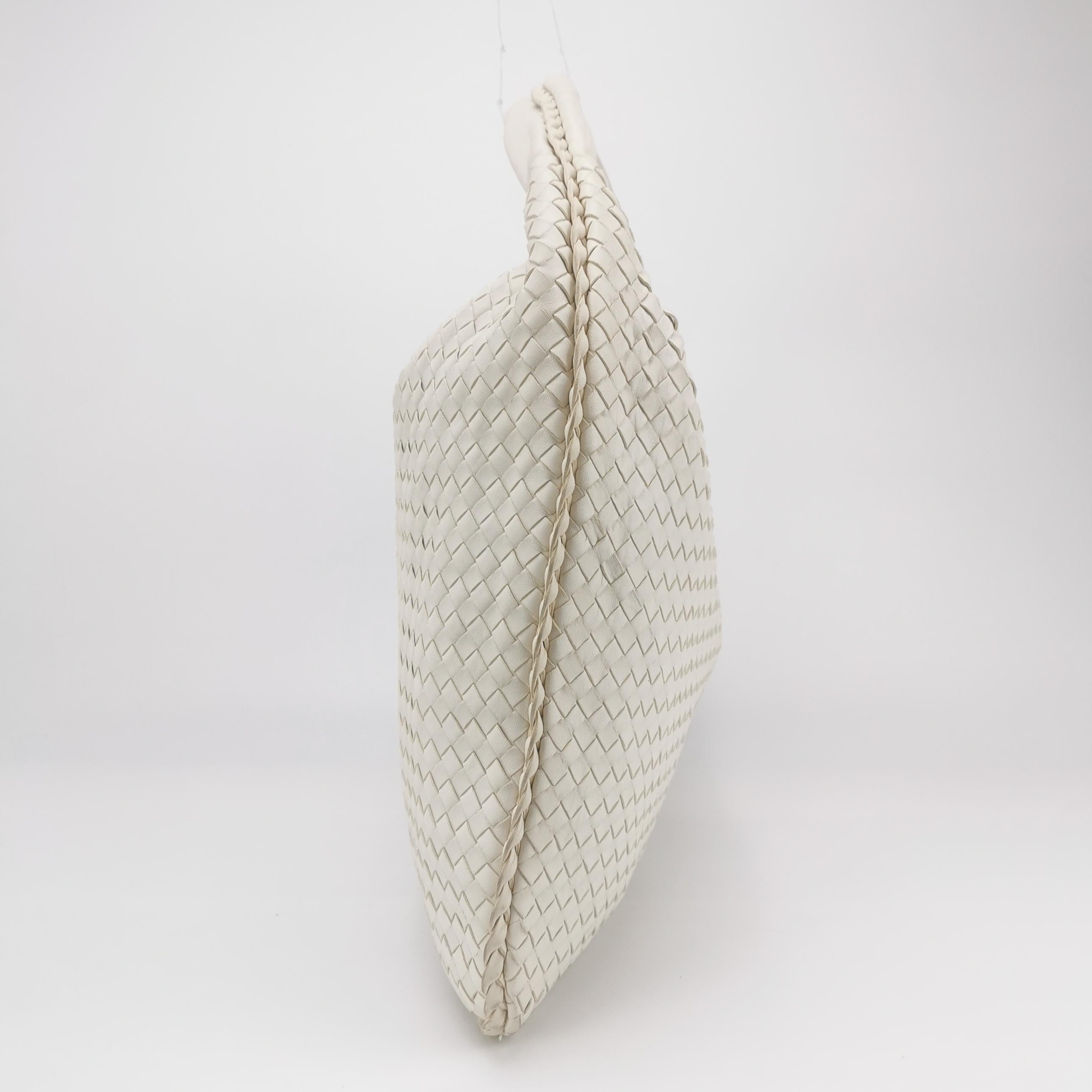 Gris Bottega Veneta Sac à main en cuir blanc foncé Maxi 55cm en vente