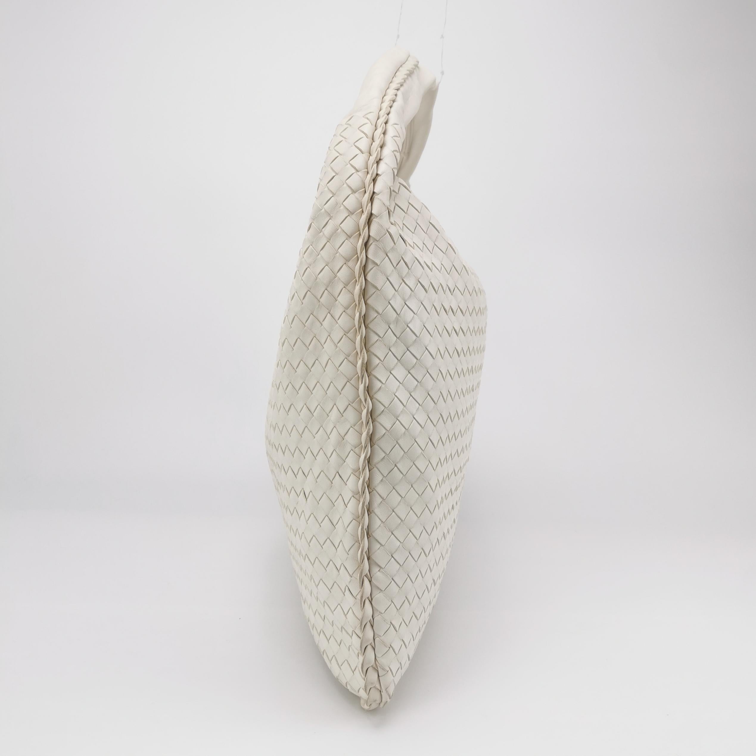 Bottega Veneta Sac à main en cuir blanc foncé Maxi 55cm en vente 1