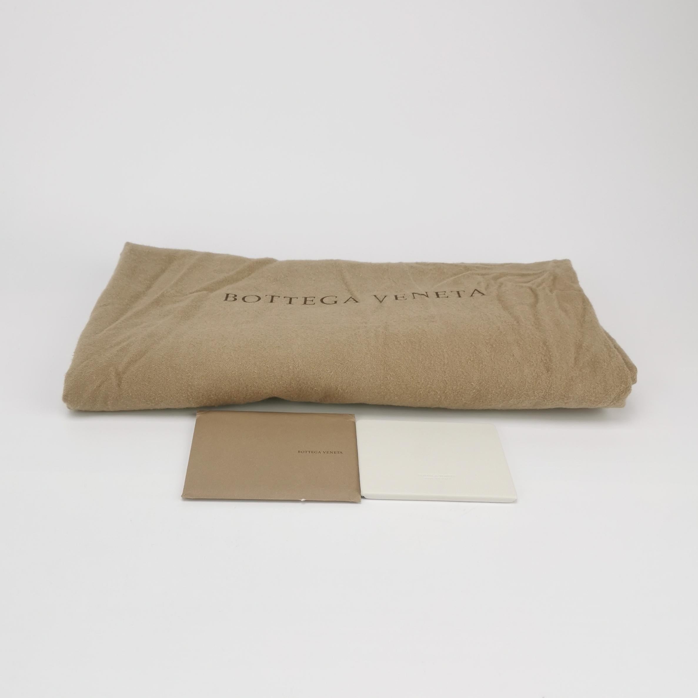 Bottega Veneta Sac à main en cuir blanc foncé Maxi 55cm en vente 2