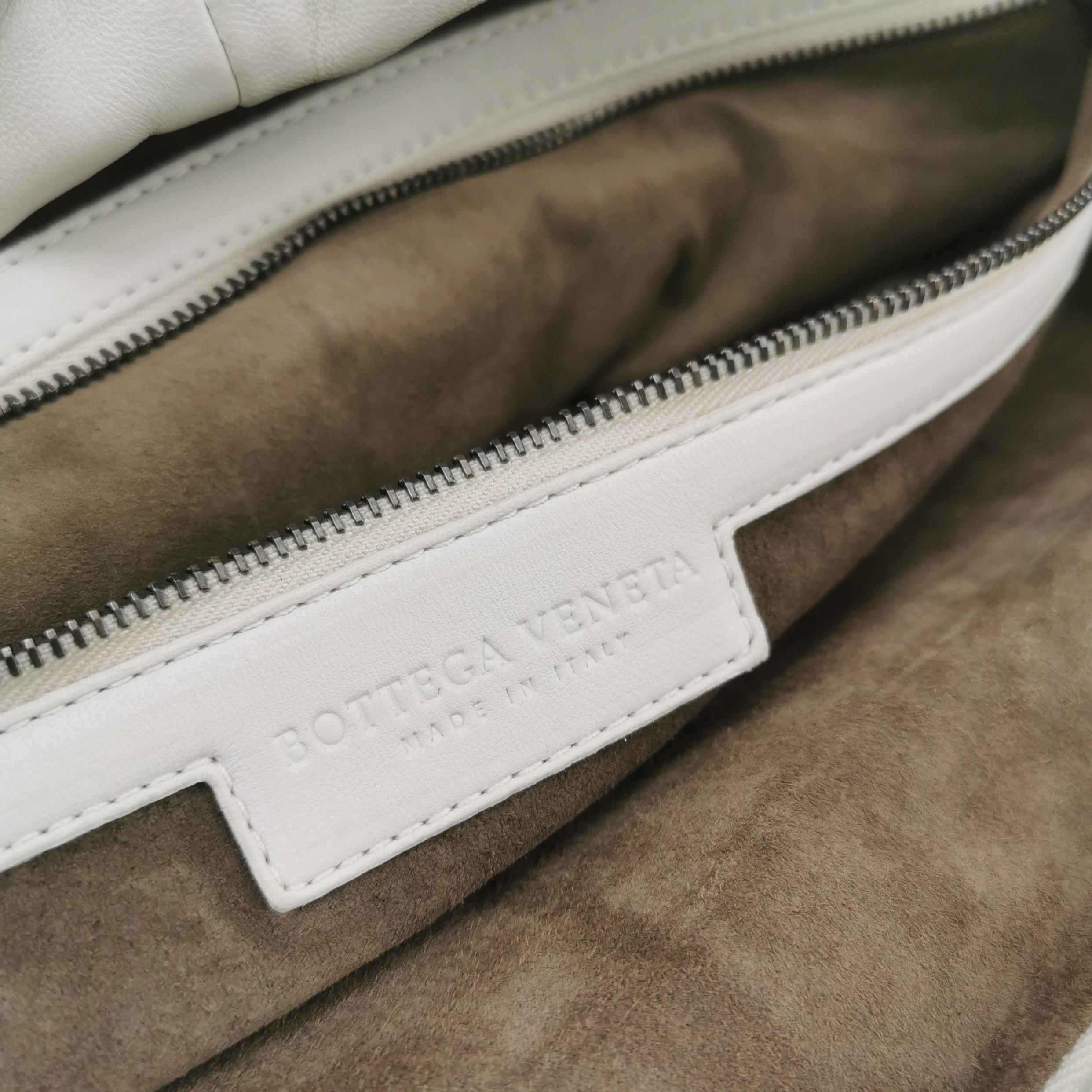 Bottega Veneta Sac à main en cuir blanc foncé Maxi 55cm en vente 3