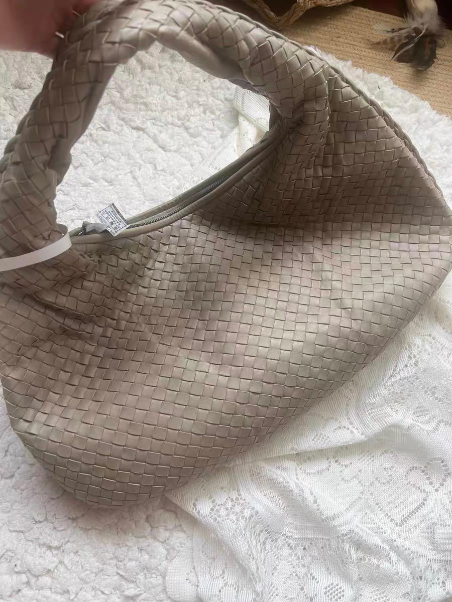 Bottega Veneta Veneta Hobo Grau Intreciatto Ledertasche Groß 47cm
Dies sind professionelle Fotos der tatsächlich von Luxbags angebotenen Tasche.
Diese Bottega Veneta Veneta Tasche ist ein außergewöhnliches Stück Luxus, gefertigt aus dem kultigen