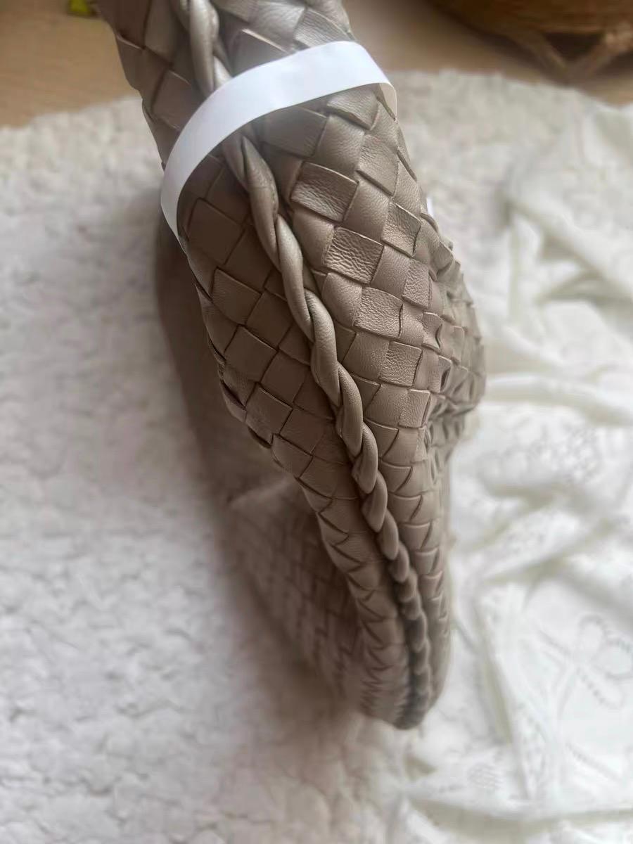 Bottega Veneta Veneta Hobo Grau Intreciatto Ledertasche Groß 47cm im Zustand „Gut“ im Angebot in AUBERVILLIERS, FR