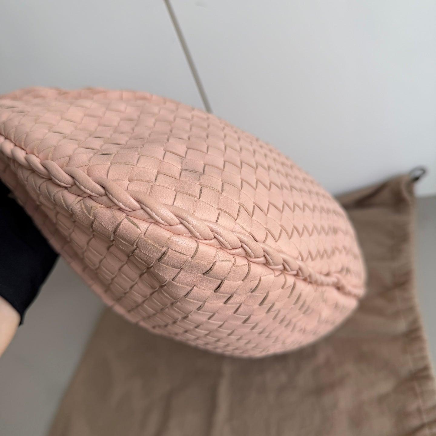 Bottega Veneta Veneta Hobo Intrecciato Almond Pink Intrecciato Leather Bag 48cm In Excellent Condition In AUBERVILLIERS, FR