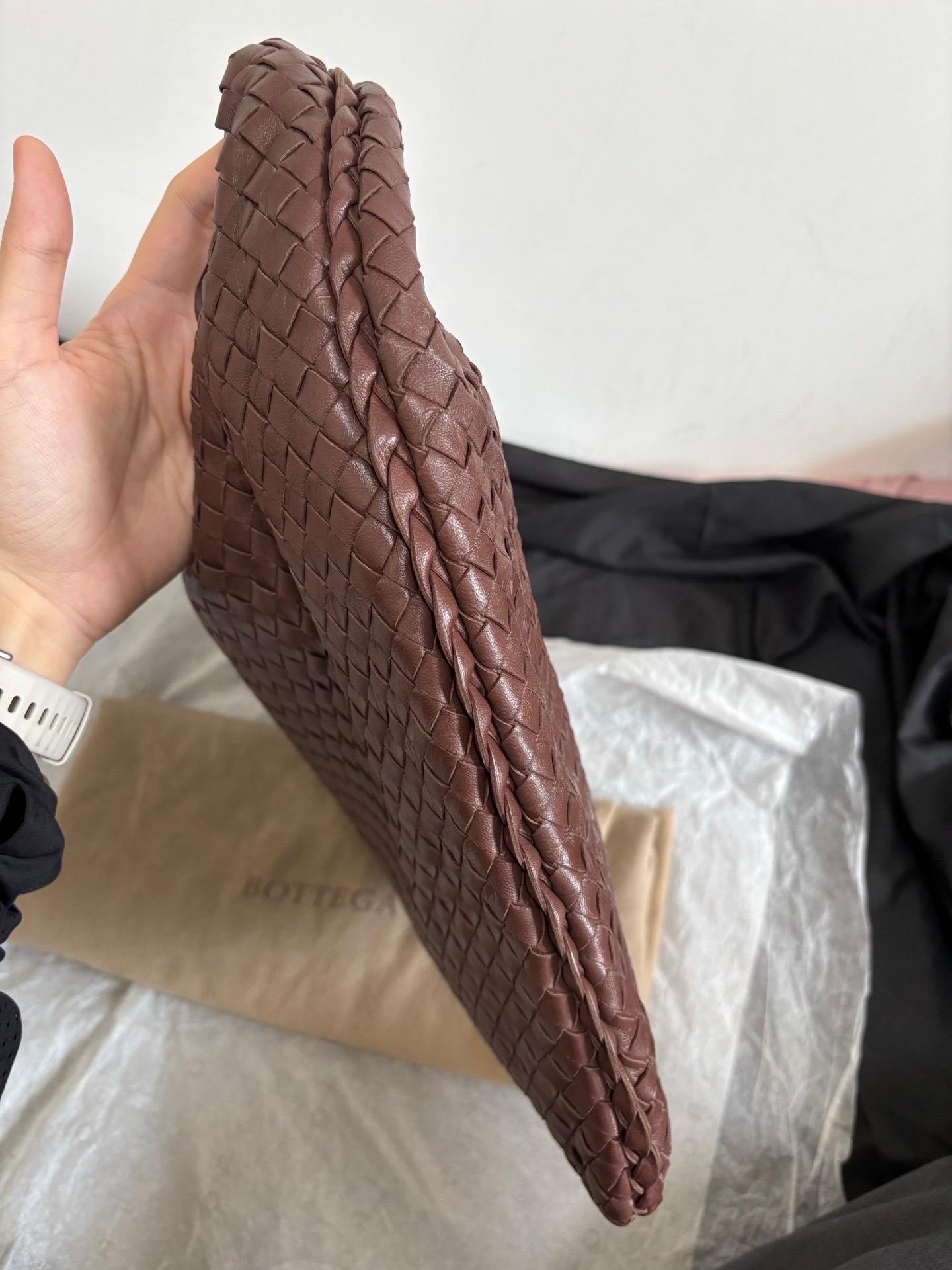 Bottega Veneta Hobo Intrecciato Chocolat Marron Moyen Cuir d'Agneau en vente 11