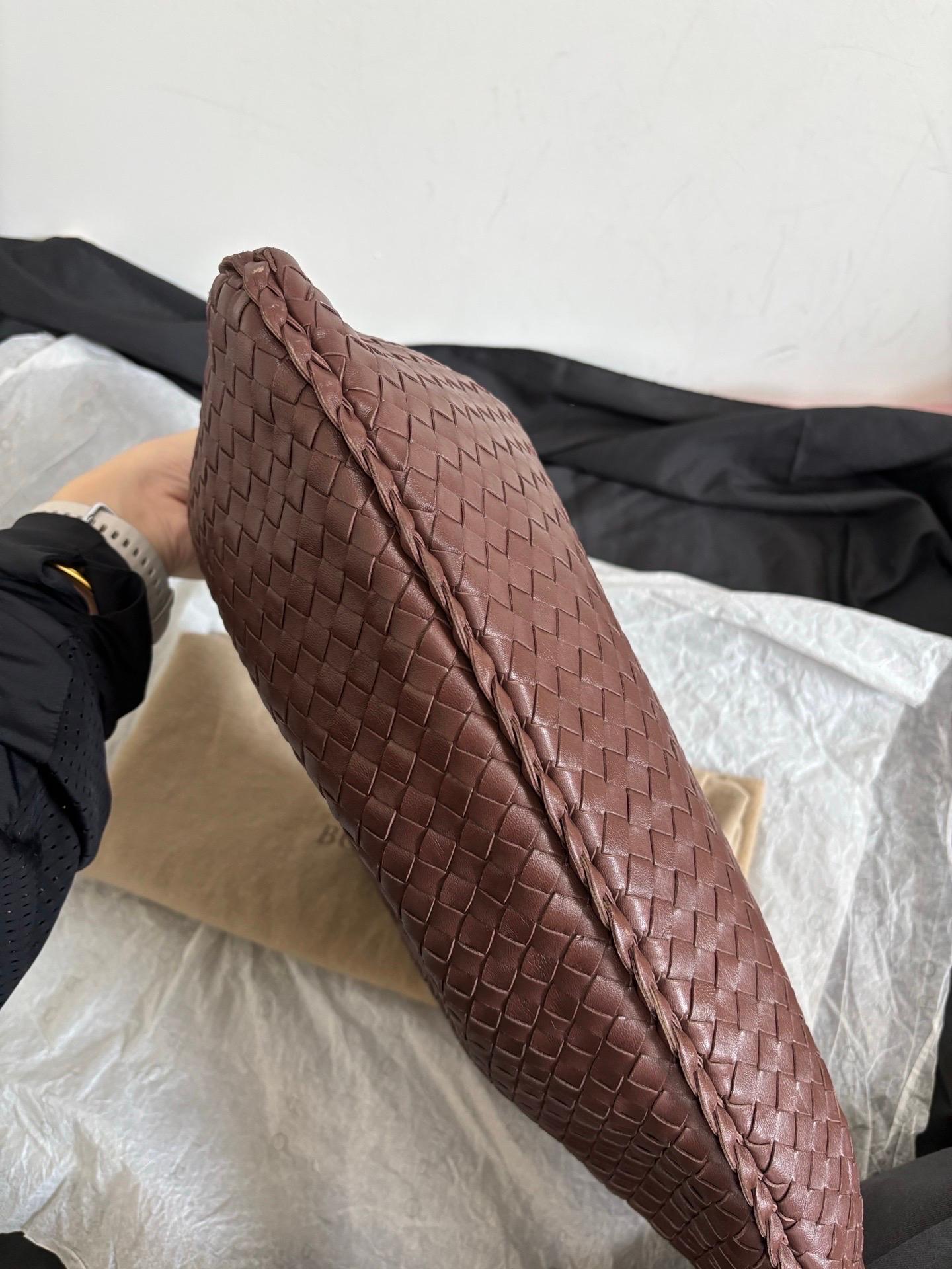 Bottega Veneta Hobo Intrecciato Chocolat Marron Moyen Cuir d'Agneau en vente 13