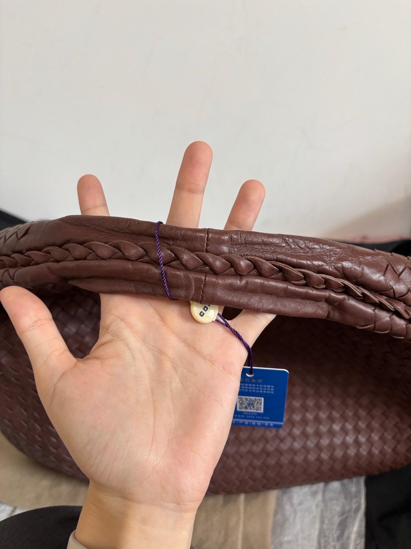 Bottega Veneta Hobo Intrecciato Chocolat Marron Moyen Cuir d'Agneau en vente 14