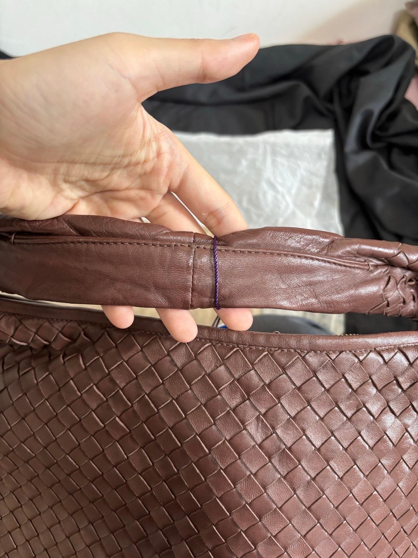 Bottega Veneta Hobo Intrecciato Chocolat Marron Moyen Cuir d'Agneau en vente 15