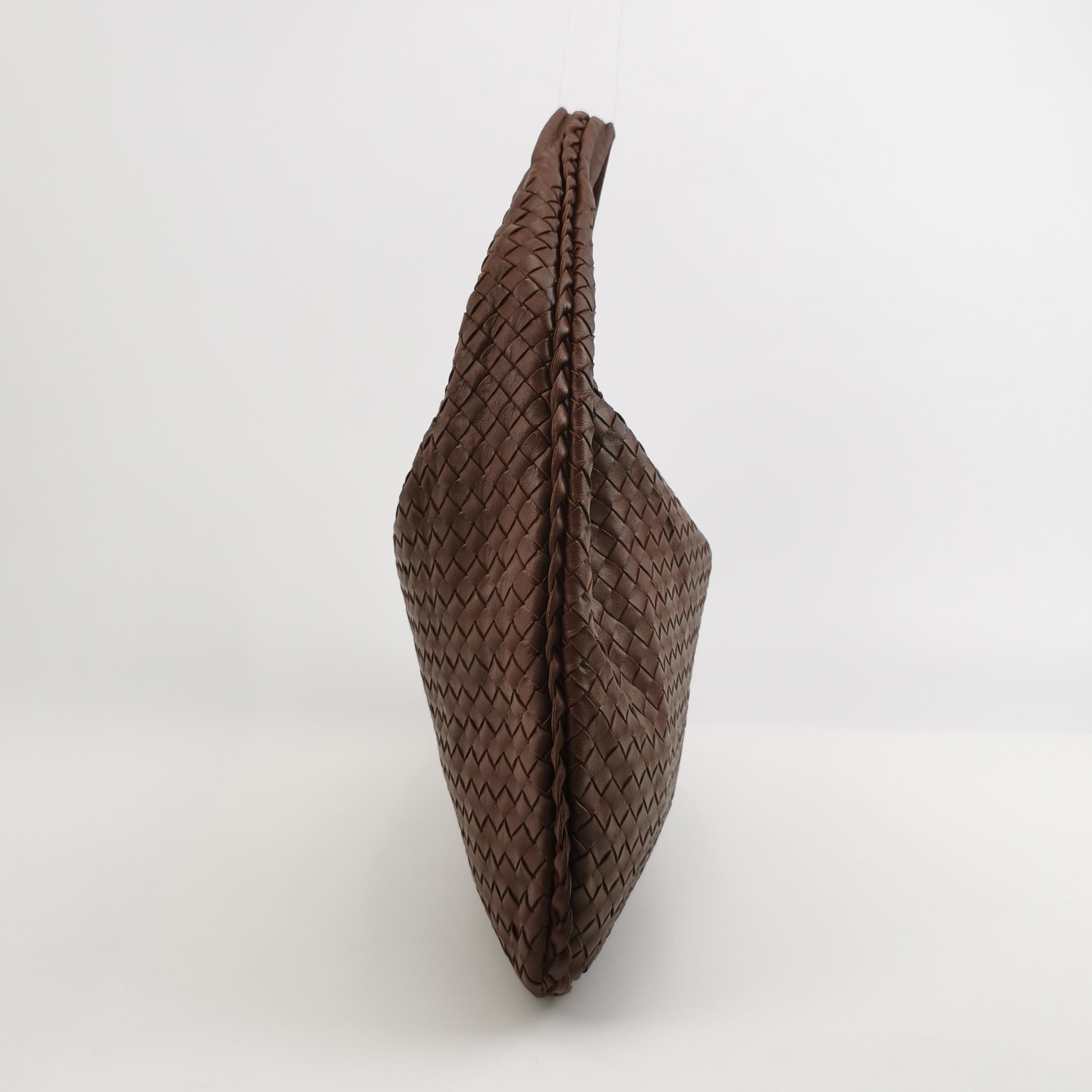 Bottega Veneta Hobo Intrecciato in pelle di agnello marrone medio 45cm
Queste sono foto professionali della borsa offerta da Luxbags.
Questa borsa Bottega Veneta è un pezzo di lusso eccezionale, realizzato con l'iconica pelle di agnello con