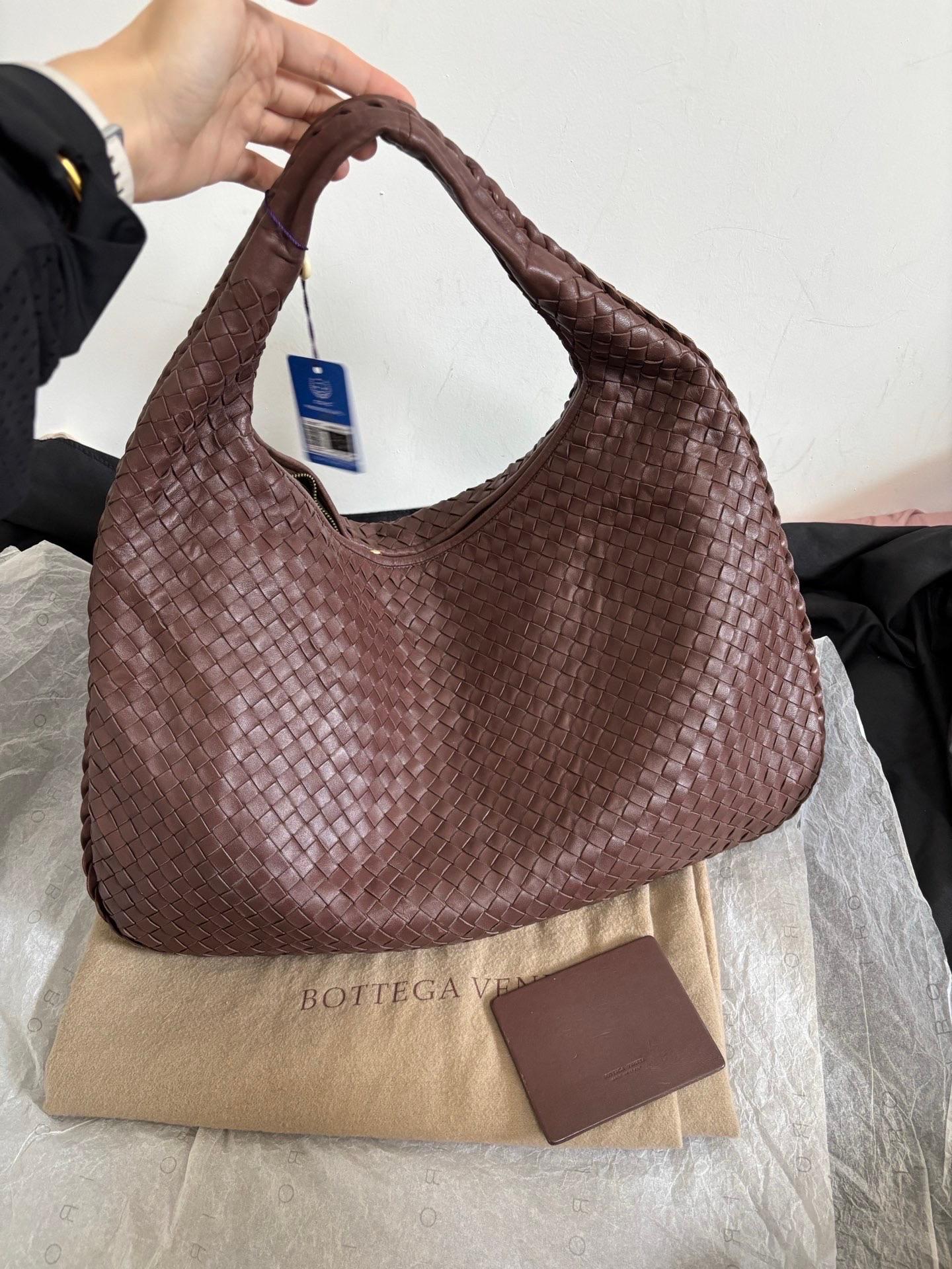 Ce sac Bottega Veneta est une pièce de luxe exceptionnelle, réalisée en cuir d'agneau emblématique avec le tissage Intrecciato immédiatement reconnaissable. Ce sac est suffisamment spacieux pour contenir tous vos essentiels, c'est l'accessoire