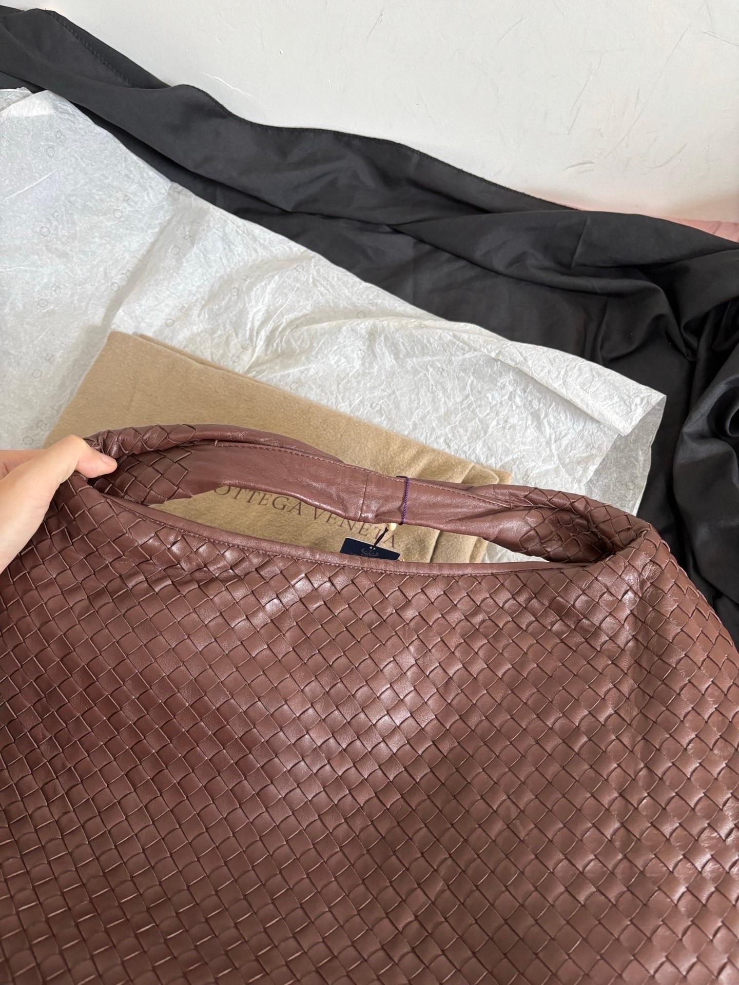 Bottega Veneta Hobo Intrecciato Chocolat Marron Moyen Cuir d'Agneau en vente 16